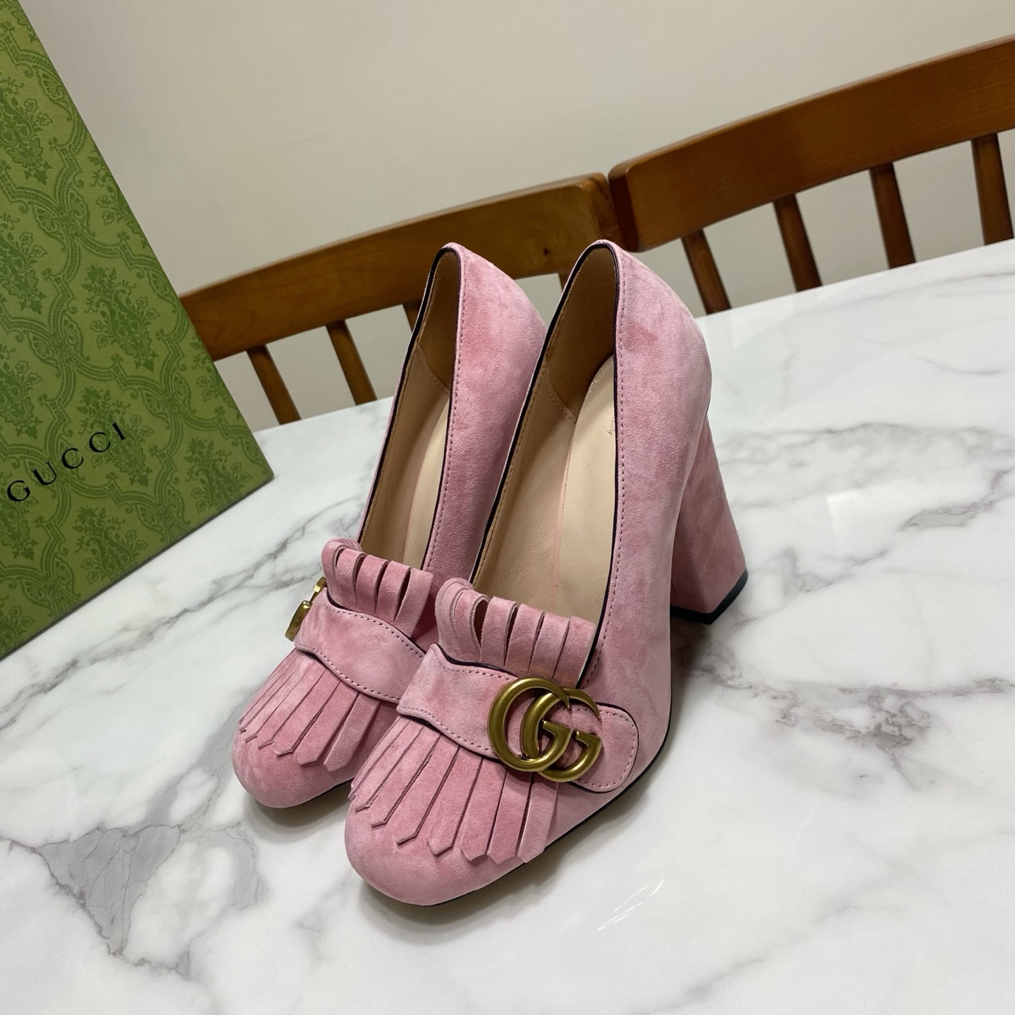 NO:692573,Gucci classic tassel thick-heeled shoes, 1:1 replica of the original, hardware and leather are all custom-made from the original. 3 types of uppers: first-layer cowhide & sheepskin & top-grade cracked cowhide, sheepskin lining, genuine leather outsole. Heel height 10CM. Sizes 35-39 (34/40/41/42/43 sizes are custom-made, non-returnable). High heels, gucci, high  heels,cowhide,sheepskin,sheep,Leather soles19860909Gucci 经典流苏粗跟单鞋,原版1:1复刻,五金与皮料均为原版定制级别 3种鞋面 头层牛皮 & 羊京 & 顶级爆裂纹牛皮,里垫为羊皮,真皮大底 跟高10CM 码数35—39码（34/40/41/42/43码订做,不退换）,高跟鞋,gucci,high heels,cowhide,sheepskin,sheep,Leather soles,Women's Shoes