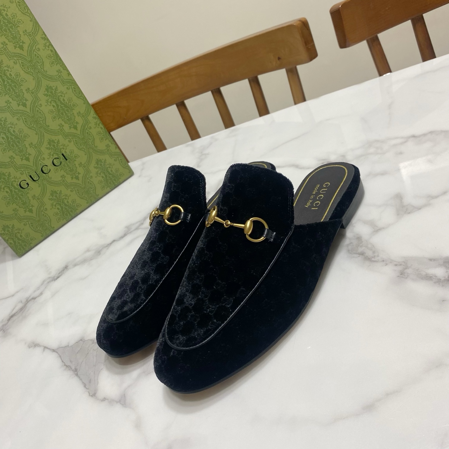 NO:692521,Gucci Gucci classic unbeatable toe-toe flip flops, the same style shown by Ni Ni and Yang Mi, the best-selling style every summer, upper velvet/embossed sheepskin, lining is sheepskin, genuine leather bottom, size 35-40 (41, 42 sizes can be customized, non-returnable), half drag, gucci, sheepskin, sheep19860909Gucci 古奇 经典不败款包头拖,倪妮.杨幂同款秀,每年夏季的热卖款 鞋面丝绒/压花羊京,里垫为绵羊皮,真皮底 码数35—40码(41,42码可定做,不退换）,半拖,gucci,sheepskin,sheep,Women's Shoes