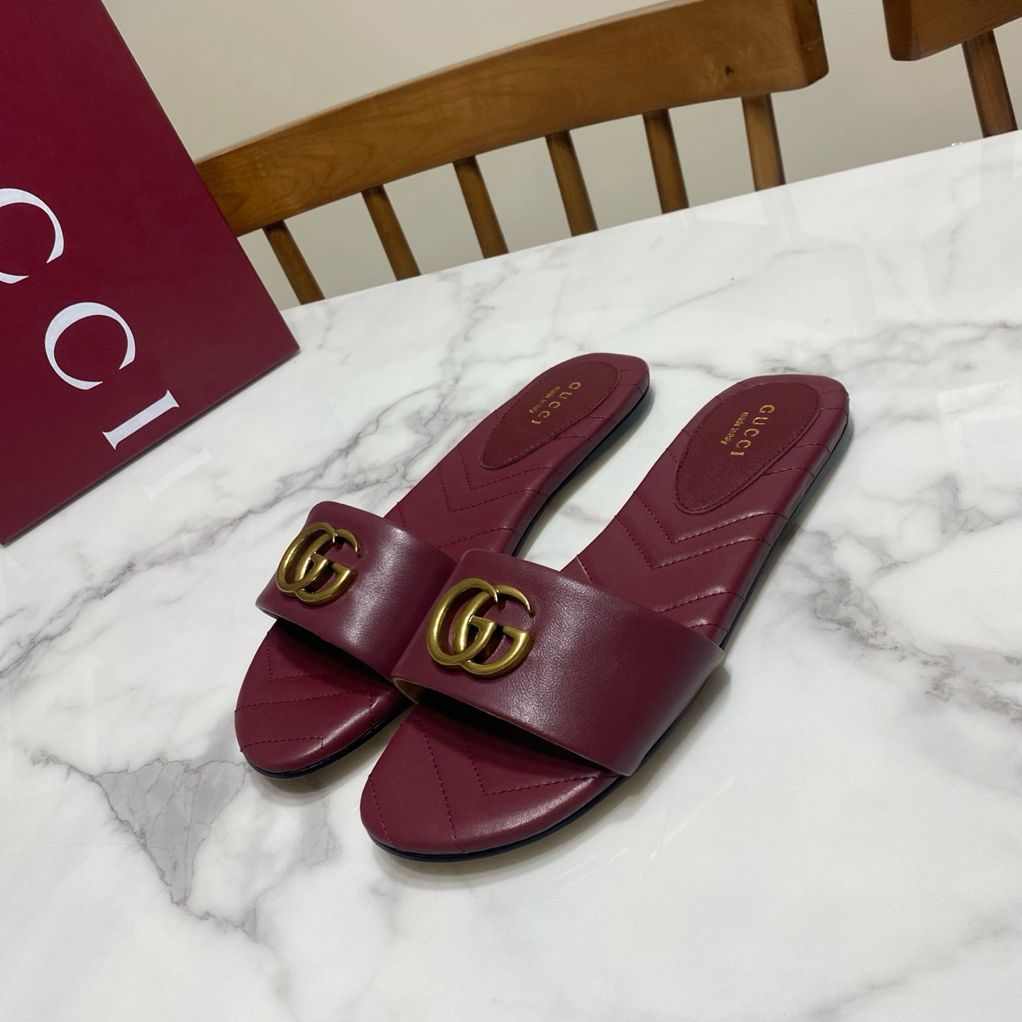 NO:692621,Gucci horsebit buckle slippers, classic saddle buckle combination, consistently fashionable, simple, elegant and versatile, upper grained sheepskin/embroidered denim, lining made of water-dyed sheepskin, genuine leather outsole, original development hardware buckle, code size 35-39 (34.40.41.42.43 code custom-made, non-returnable), slippers, gucci, slippers, sheepskin, Leather soles19860909Gucci 古奇 马衔扣·一字凉拖鞋,经典马鞍扣搭配,一贯的时尚.简约.大气.百搭 鞋面粒面羊皮/刺绣牛仔布,里垫为水染羊皮,真皮大底,原版开发五金饰扣 码数35—39码（34.40.41.42.43码订做,不退换）,拖鞋,gucci,slippers,sheepskin,Leather soles,Women's Shoes