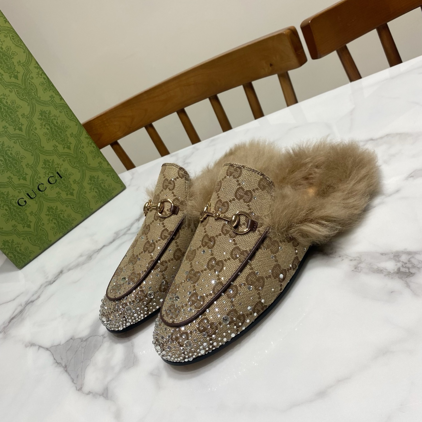 NO:692505,Gucci Gucci furry slippers, a popular furry shoe in the fashion circle, the same style as Tong Liya, Yang Mi and Nazha, all Internet celebrity street style fashionistas are wearing it. The upper is cowhide/embroidered GG cloth, the lining is Tuscan wool, the leather outsole Size 35-40 (41.42 sizes are customized, non-returnable), half drag, gucci, cowhide, Leather soles19860909Gucci 古奇 毛毛拖,一款火爆时尚圈的毛毛鞋,佟丽娅.杨幂.娜扎同款,所有网红明星街拍潮人都在穿 鞋面牛皮/刺绣GG布,里垫为托斯卡纳羊毛,真皮大底 Size35—40码（41.42码订做,不退换),半拖,gucci,cowhide,Leather soles,Women's Shoes