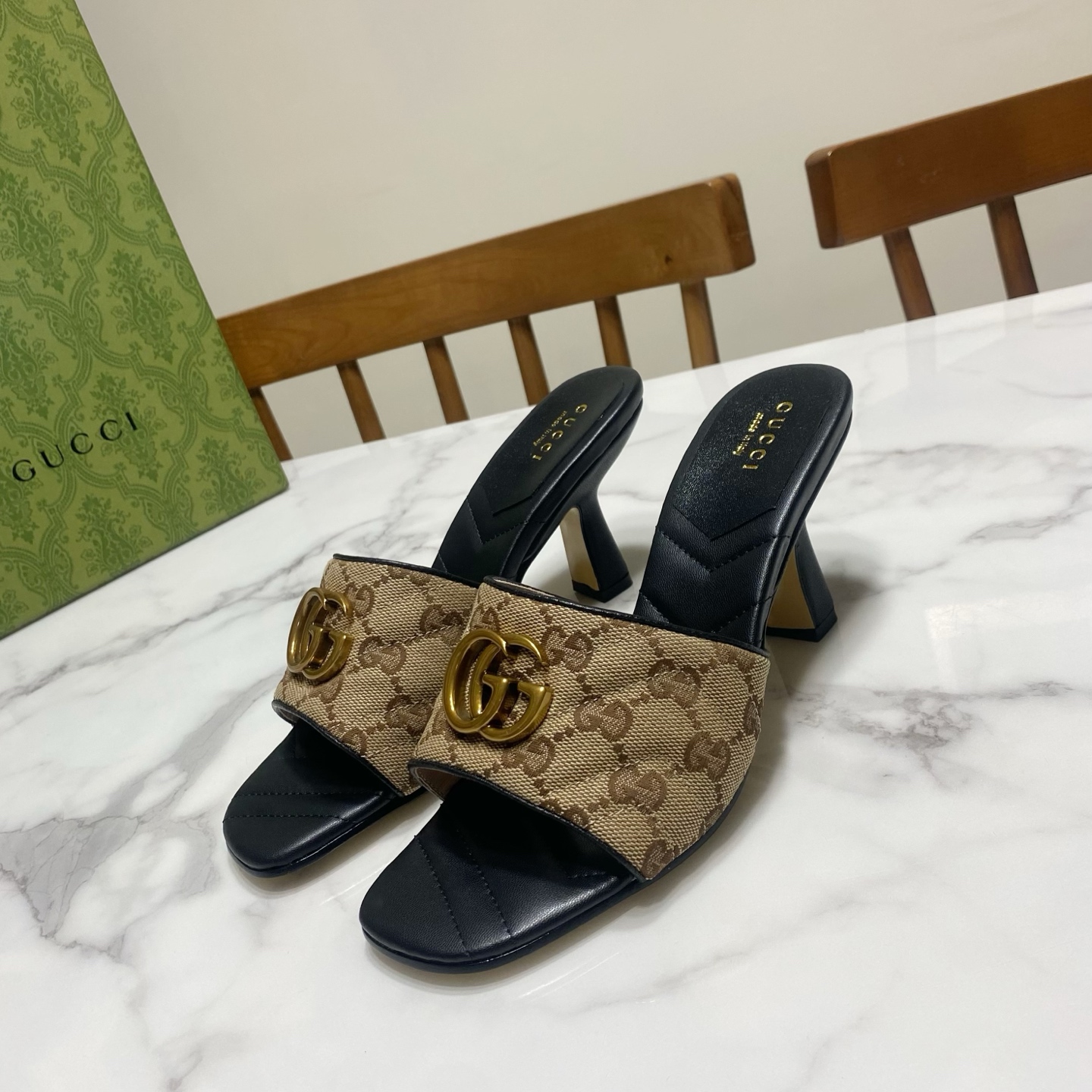 NO:692402,Gucci Gucci early spring best-selling rhombus pattern high-heeled sandals, 1:1 replica of the original version, all major stars and Internet celebrities have planted grass, fashionable and luxurious, novel and unique, comfortable on the feet. Whitening and slimming, upper sheepskin/cloth, lining is goatskin, leather outsole, heel height 7.5CM  Size35-39 (34.40.41.42.43 can be customized, non-returnable), slippers, gucci, slippers, sheepskin, Leather soles19860909Gucci 古奇 早春热卖款菱格纹高跟凉拖鞋,原版1:1复刻,各大明星.网红纷纷种草,时尚奢华,新颖别致,上脚舒适.显白显瘦 鞋面绵羊皮/布,里垫为山羊皮,真皮大底 跟高7.5CM Size35—39码（34.40.41.42.43可定做,不退换）,拖鞋,gucci,slippers,sheepskin,Leather soles,Women's Shoes