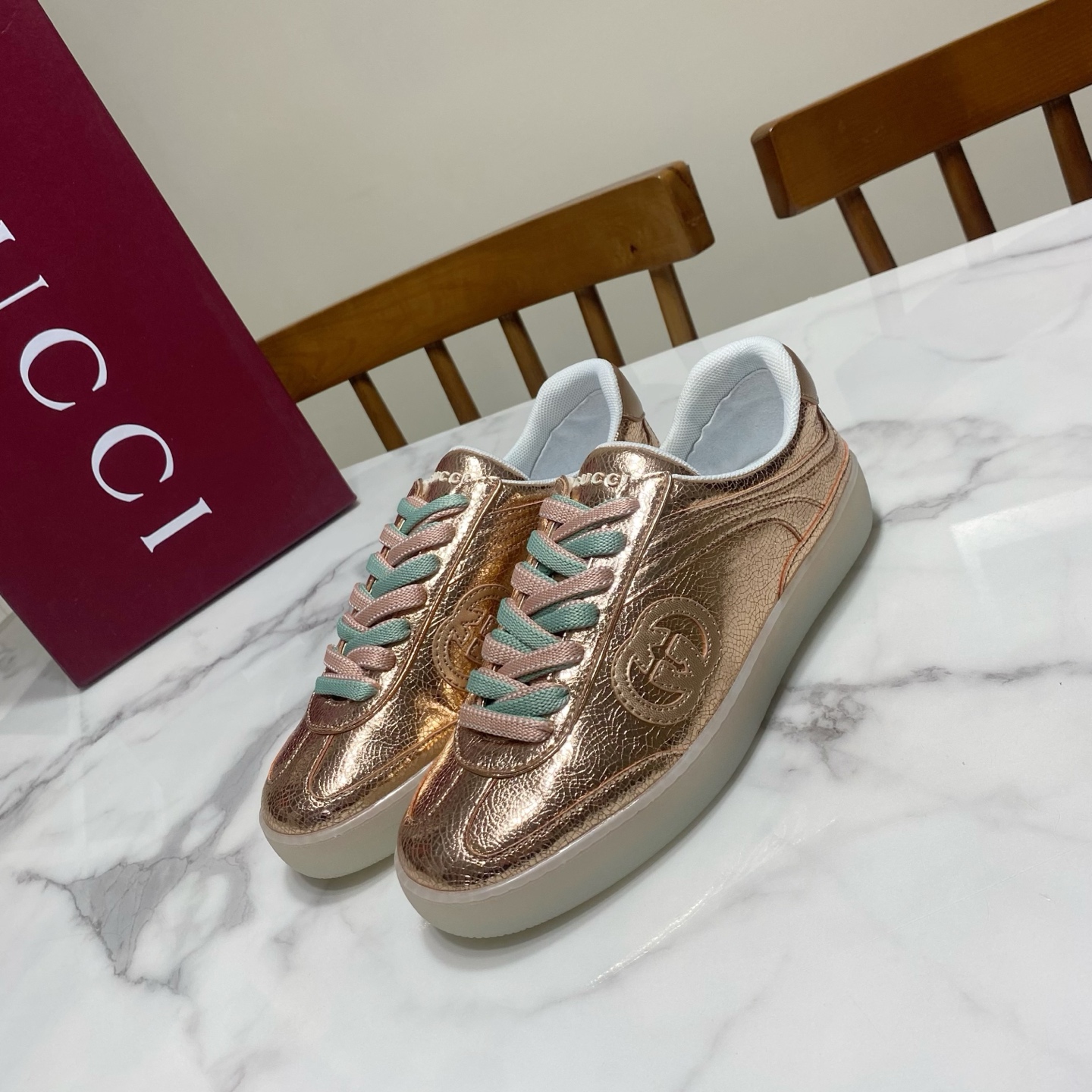 NO:668158,Gucci Gucci couple's moral training shoes, with contrasting stitching and color matching, full of three-dimensional layering, elegant shape, comfortable and versatile for the upper foot. The upper is made of nubuck leather fabric, the lining is original imported breathable mesh, injection molded integrated cowhide foot pads, TU outsole Size:  Women's size 35-40, men's size 39-44 (women's size 41. Men's size 45 is custom-made, non-returnable), casual shoes/sports shoes, gucci, sneakers, cowhide19860909Gucci 古奇 情侣款·德训鞋,拼接撞色搭配,立体层次感十足,版型秀气,上脚舒适百搭 鞋面为磨砂皮织布,内里为原版进口透气网里,注塑一体牛皮垫脚,TU大底 码数: 女款35-40码,男款39-44（女41.男45码定做,不退换）,休闲鞋/运动鞋,gucci,sneakers,cowhide,Women's Shoes