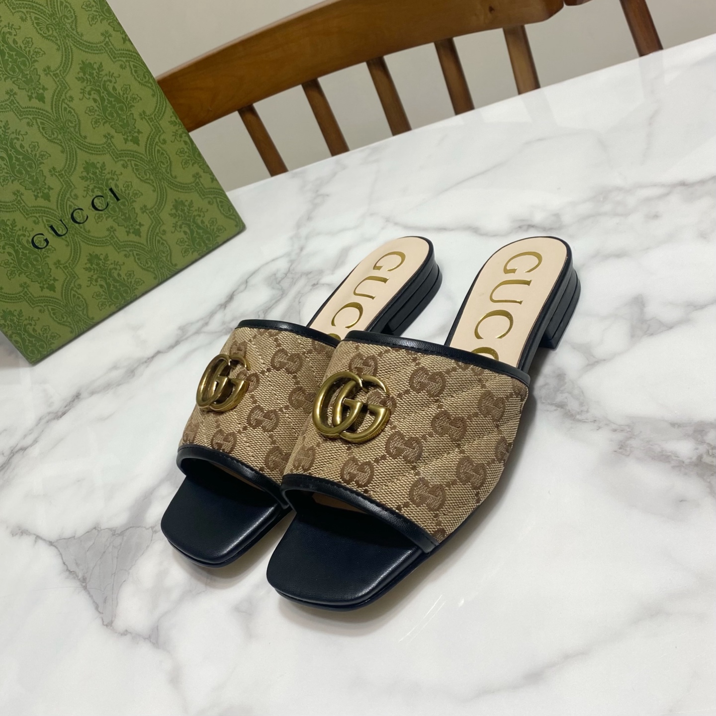 NO:692625,Gucci square toe thick heel sandals, classic saddle buckle matching, consistently fashionable, simple, elegant and versatile, upper grained sheepskin/embroidered denim sheepskin trim, lining made of water-dyed sheepskin, genuine leather outsole, original developed hardware buckle, heel height 1.5CM  Size 35-39 (34.40.41.42.43 sizes are custom-made, non-returnable), slippers, gucci, slippers, sheepskin, Leather soles19860909Gucci 古奇 方头粗跟一字凉拖鞋,经典马鞍扣搭配,一贯的时尚.简约.大气.百搭 鞋面粒面羊皮/刺绣牛仔布羊皮滚边,里垫为水染羊皮,真皮大底,原版开发五金饰扣 跟高1.5CM 码数35—39码（34.40.41.42.43码订做,不退换）,拖鞋,gucci,slippers,sheepskin,Leather soles,Women's Shoes