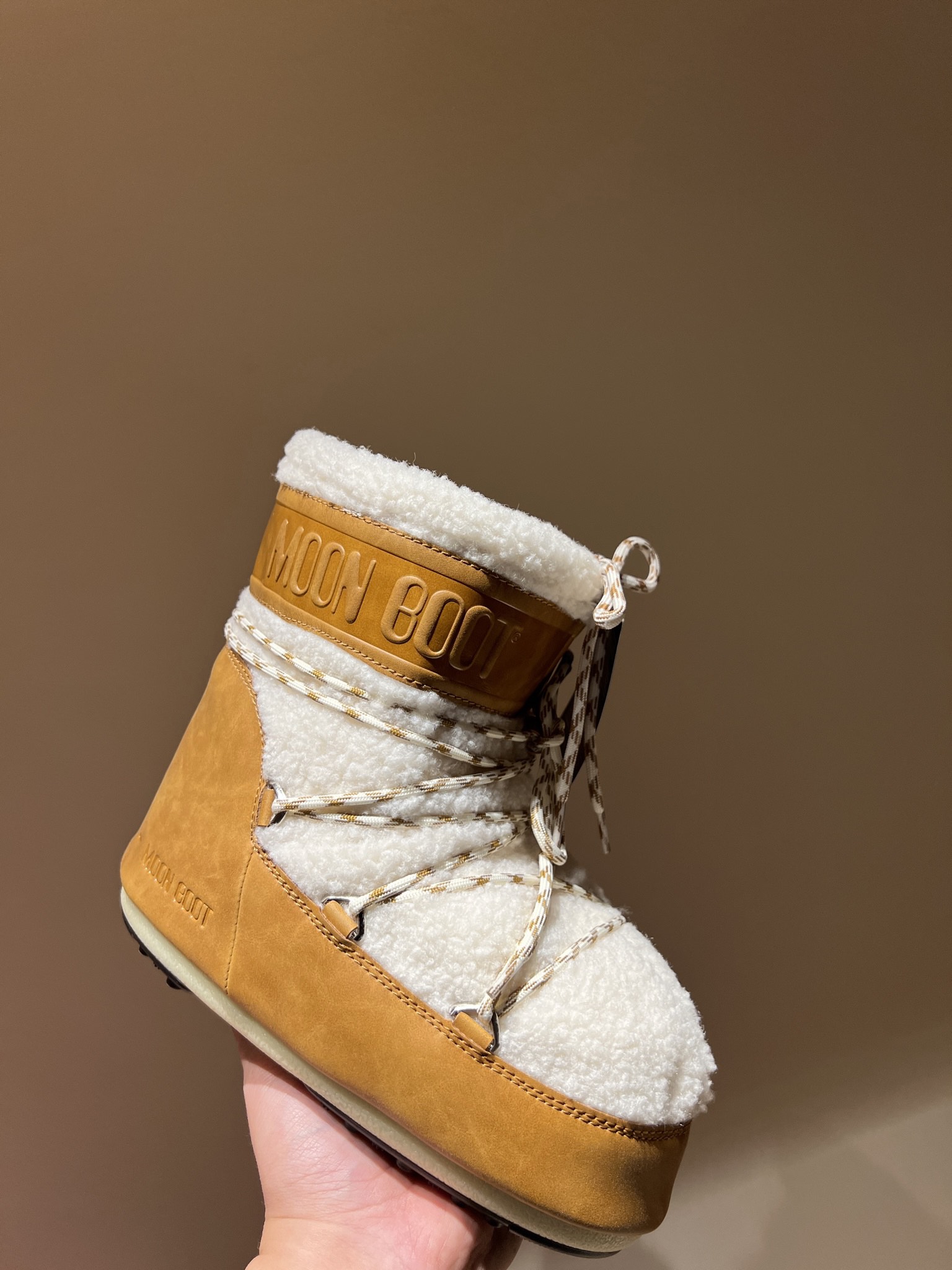 Fashion Trend Alert: Moon Boots Making a Comeback in Top Edition 925 - 图片 9