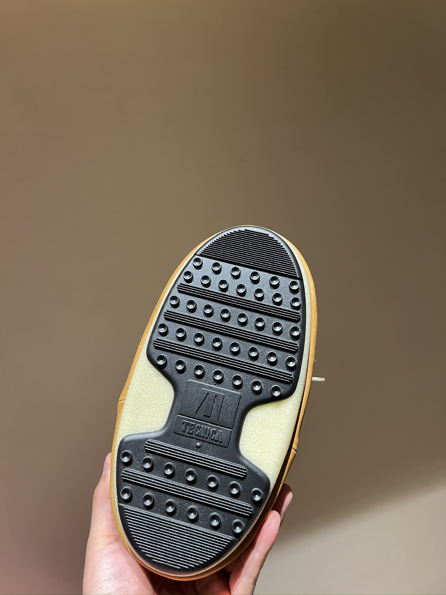 Fashion Trend Alert: Moon Boots Making a Comeback in Top Edition 925 - 图片 8
