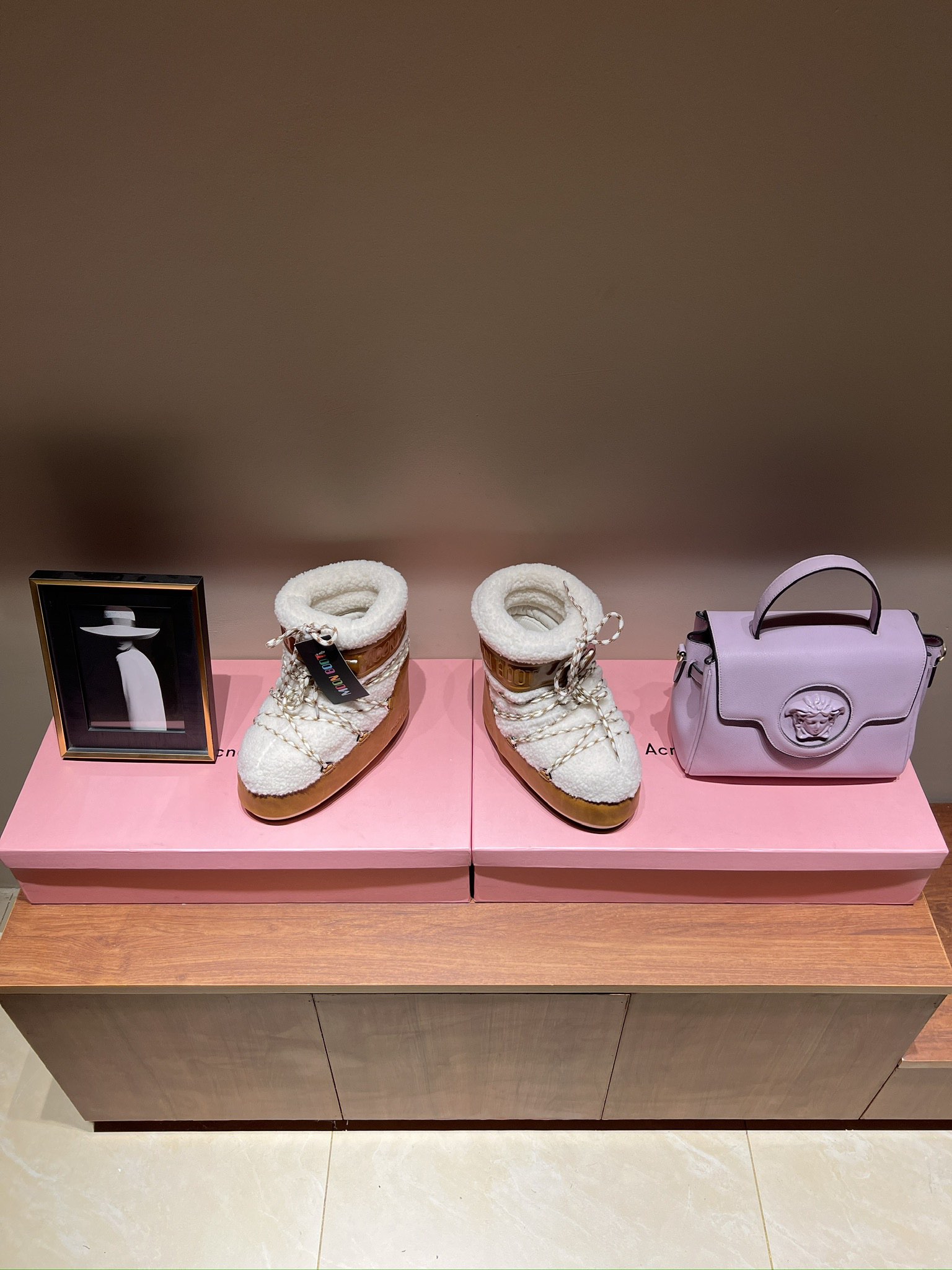 Fashion Trend Alert: Moon Boots Making a Comeback in Top Edition 925 - 图片 2