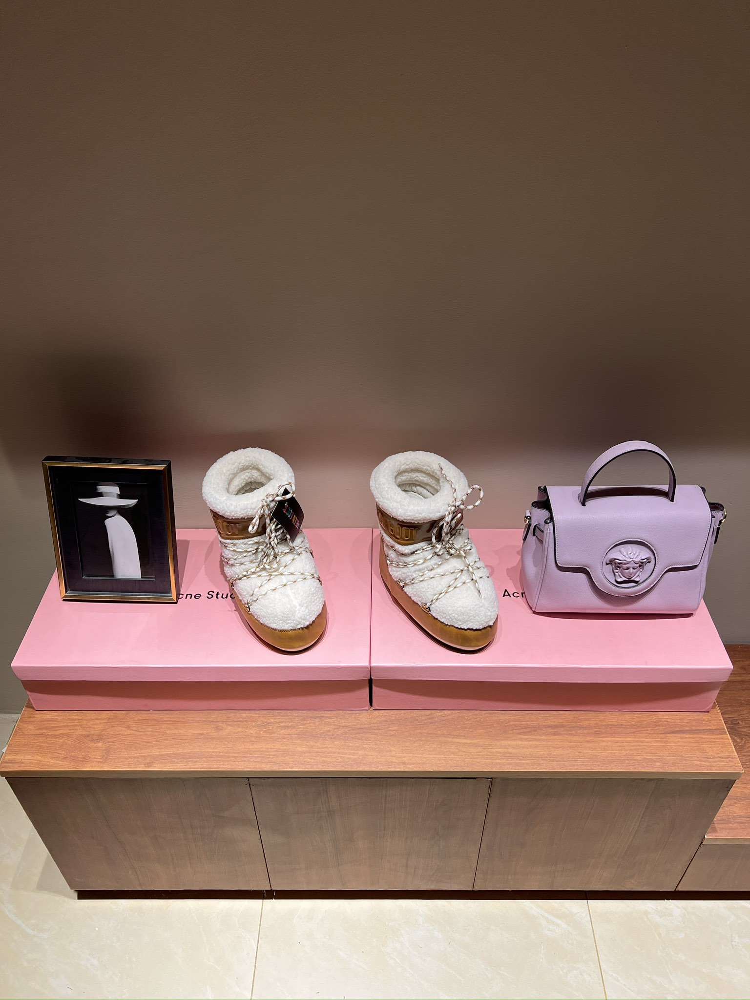 Fashion Trend Alert: Moon Boots Making a Comeback in Top Edition 925 - 图片 3