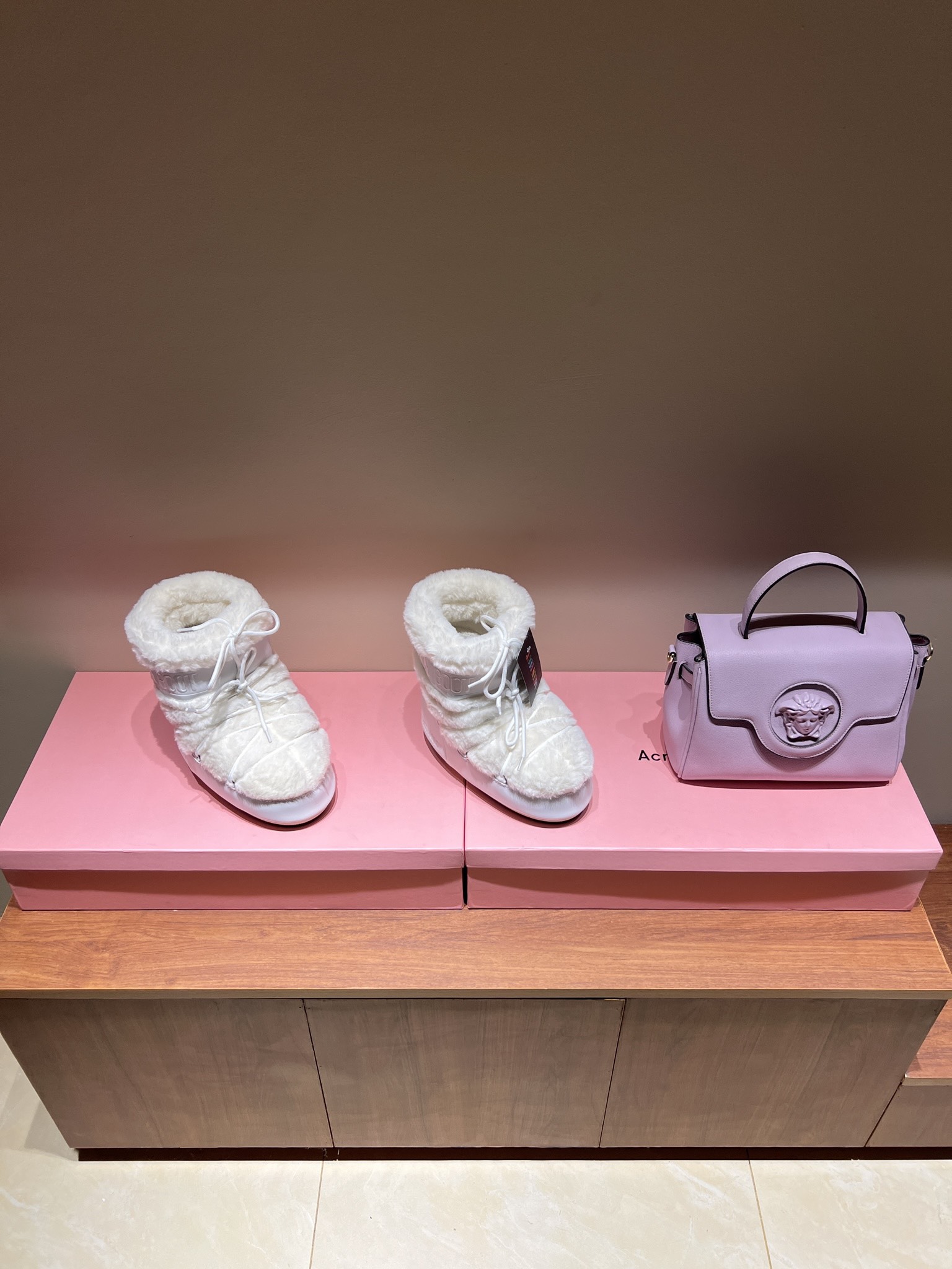 Fashion Revival: Moon Boots Making a Comeback in 2021 - 图片 2