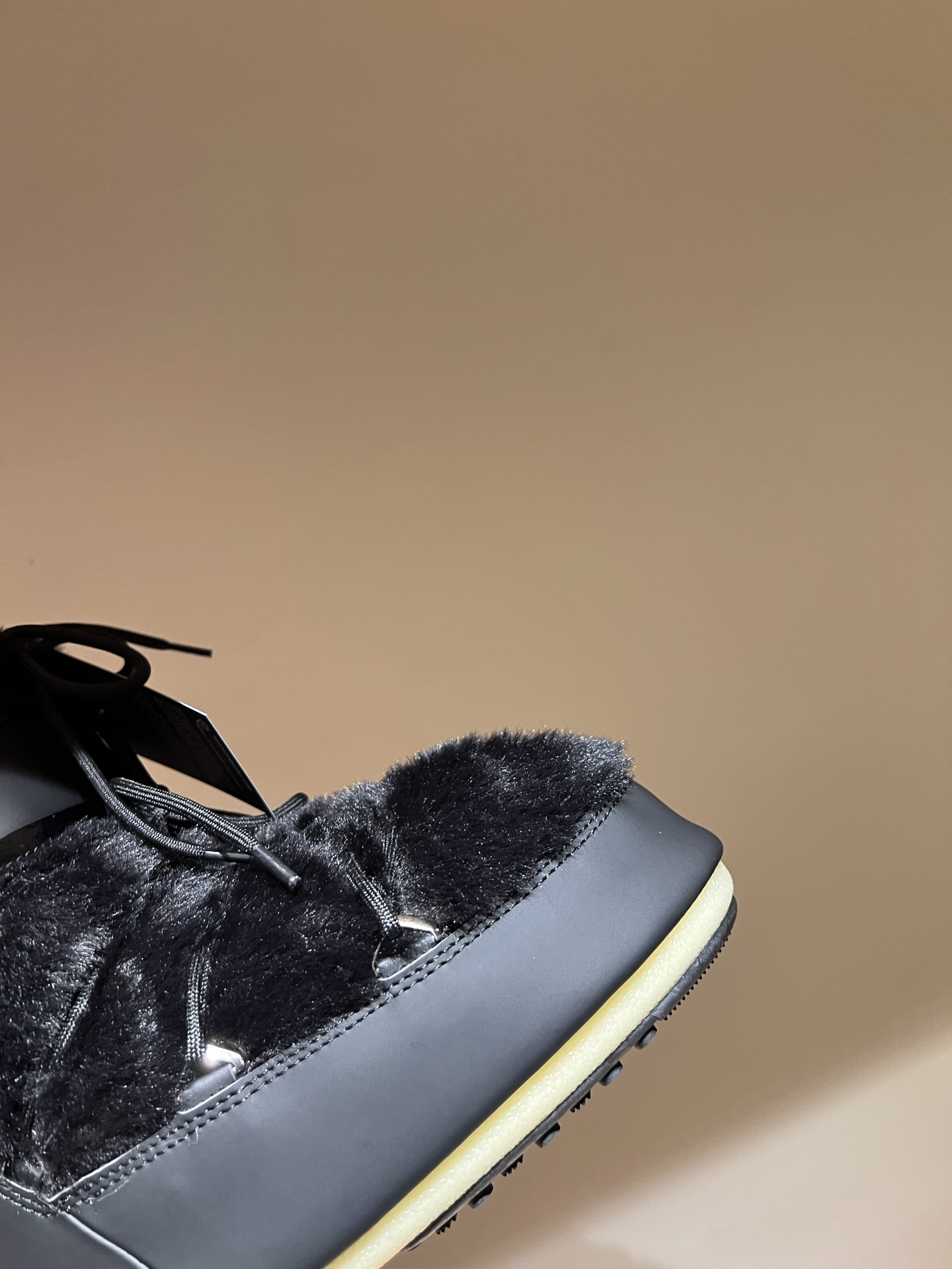 Fashion Trend: Moon Boots Making a Comeback with Celebrities - 图片 4