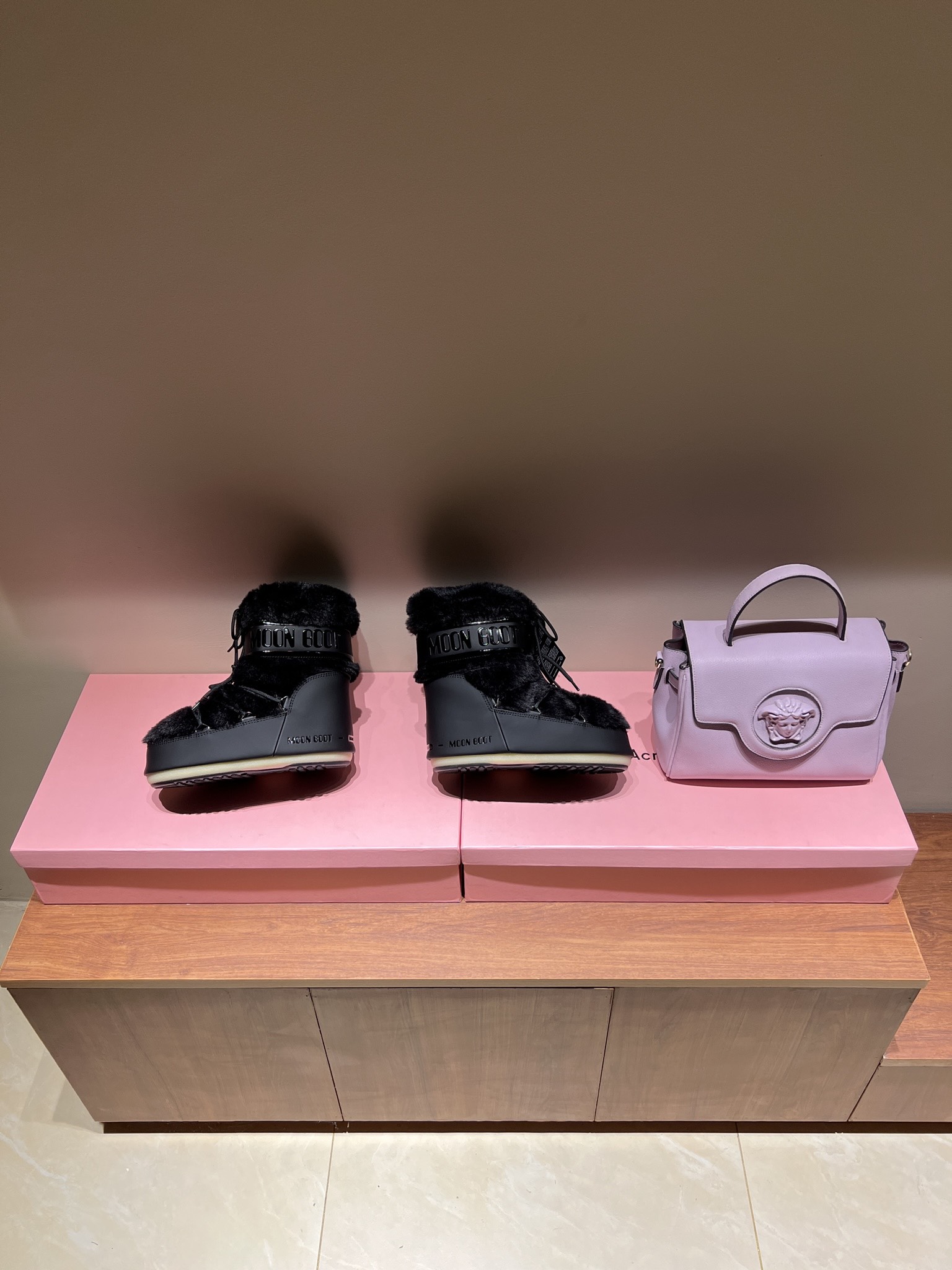 Fashion Trend: Moon Boots Making a Comeback with Celebrities - 图片 3