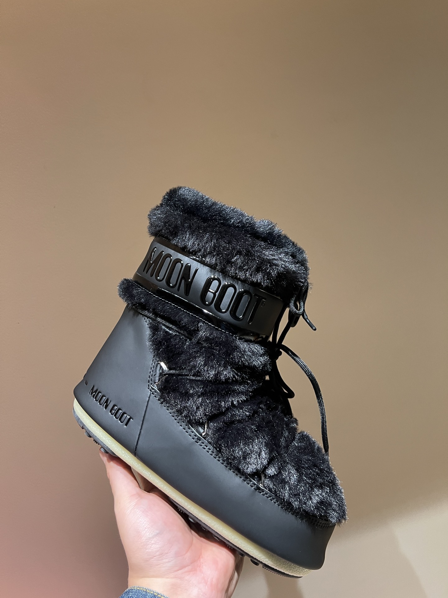 Fashion Trend: Moon Boots Making a Comeback with Celebrities - 图片 8