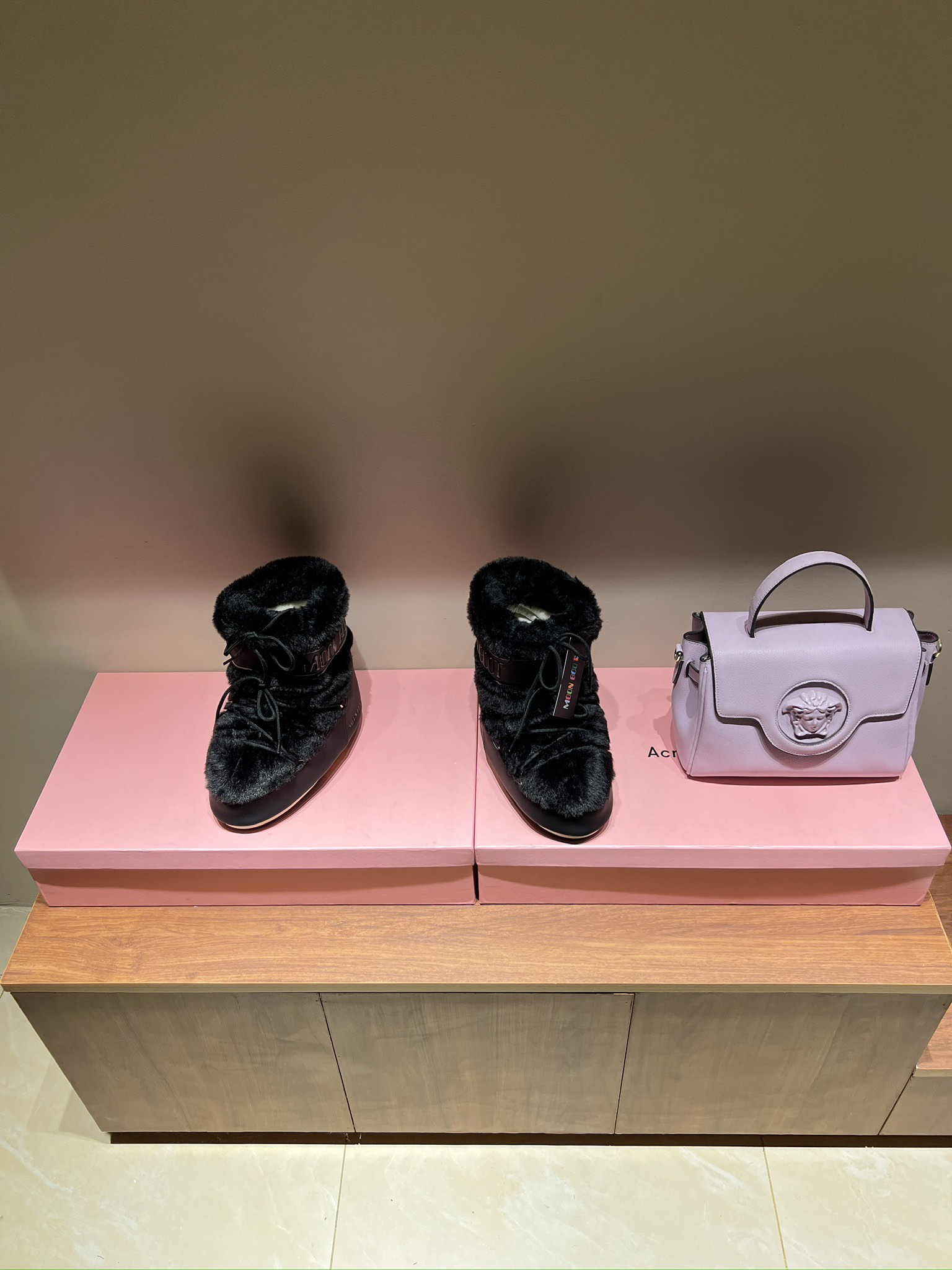 Fashion Trend: Moon Boots Making a Comeback with Celebrities - 图片 2