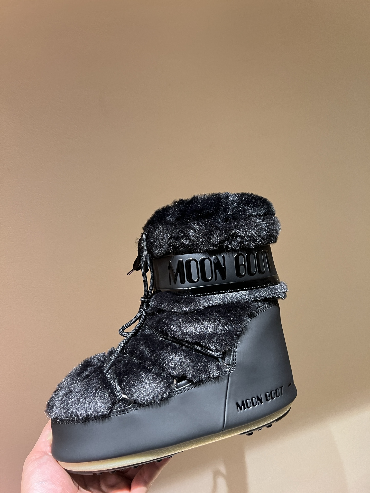 Fashion Trend: Moon Boots Making a Comeback with Celebrities - 图片 9
