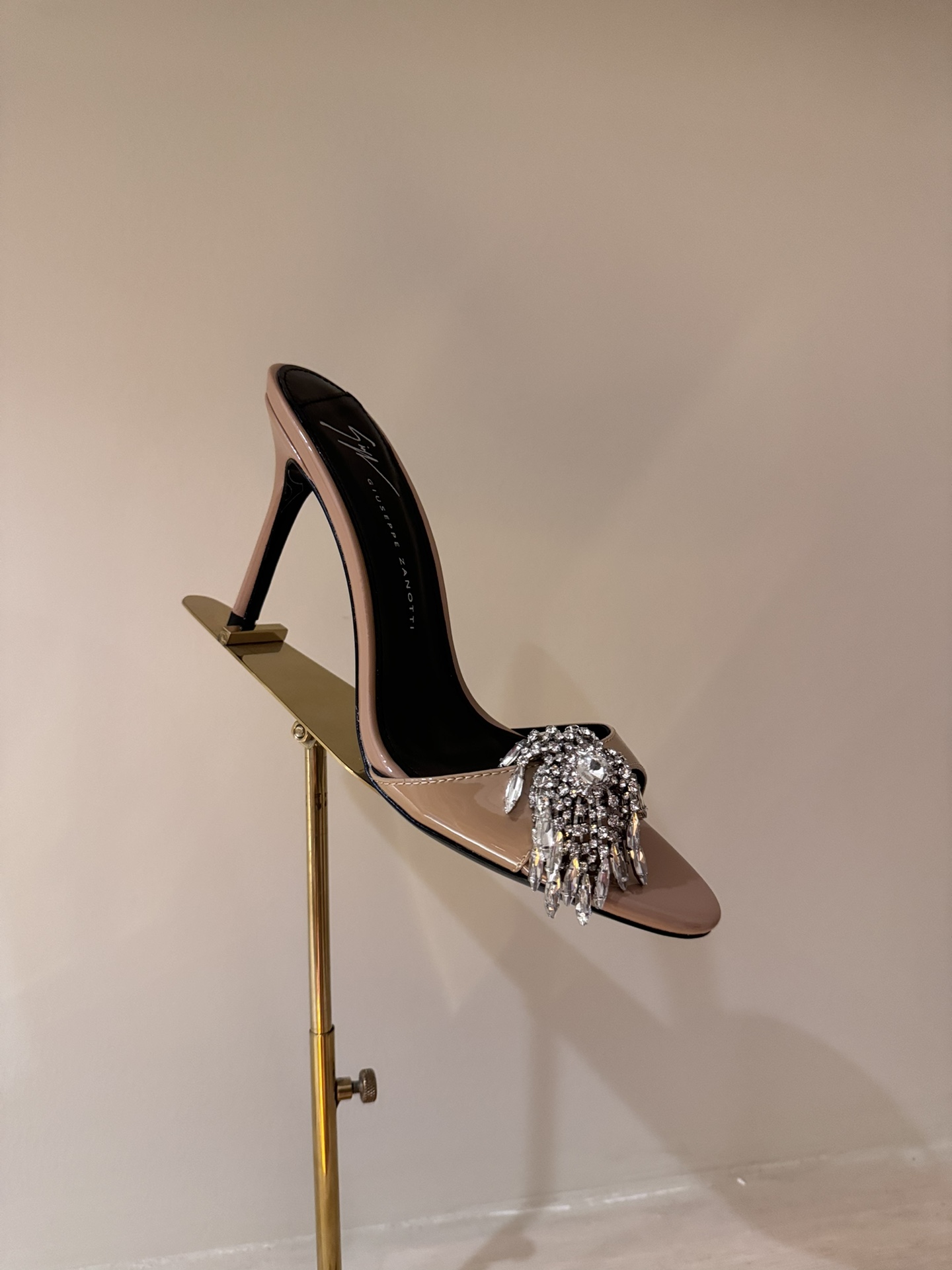 Giuseppe Zanotti SS2024 Summer Collection: Diamond Single Shoes with Crystal Chains - 图片 9