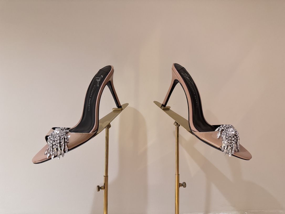 Giuseppe Zanotti SS2024 Summer Collection: Diamond Single Shoes with Crystal Chains - 图片 8