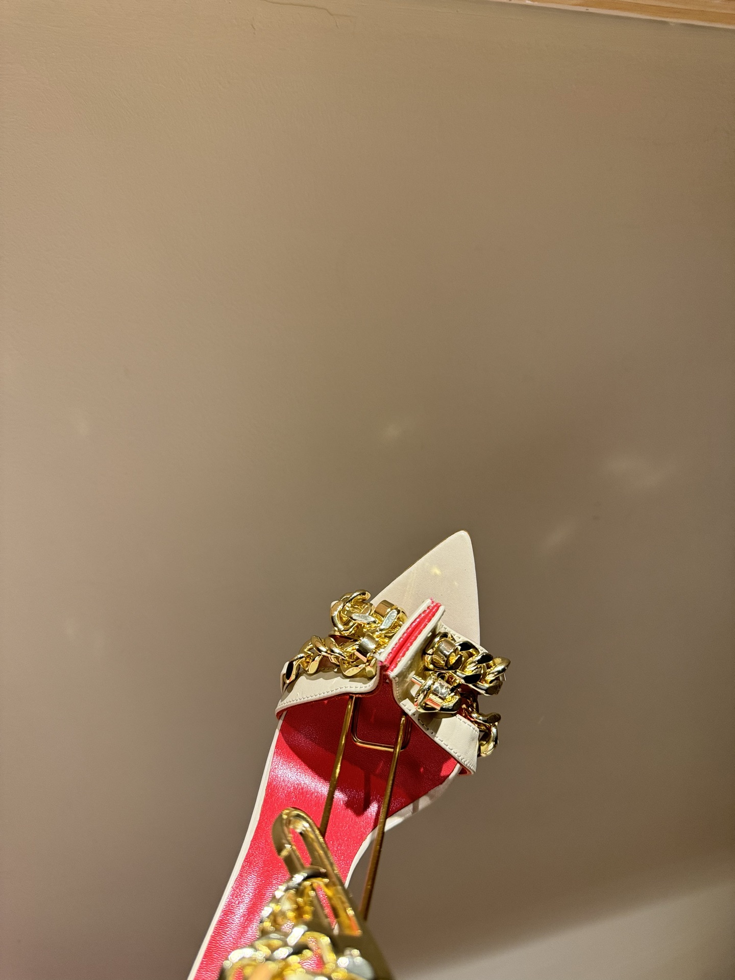 High-End 777 Heels with Crystal Coating and Metallic Finish in 2024 - 图片 4