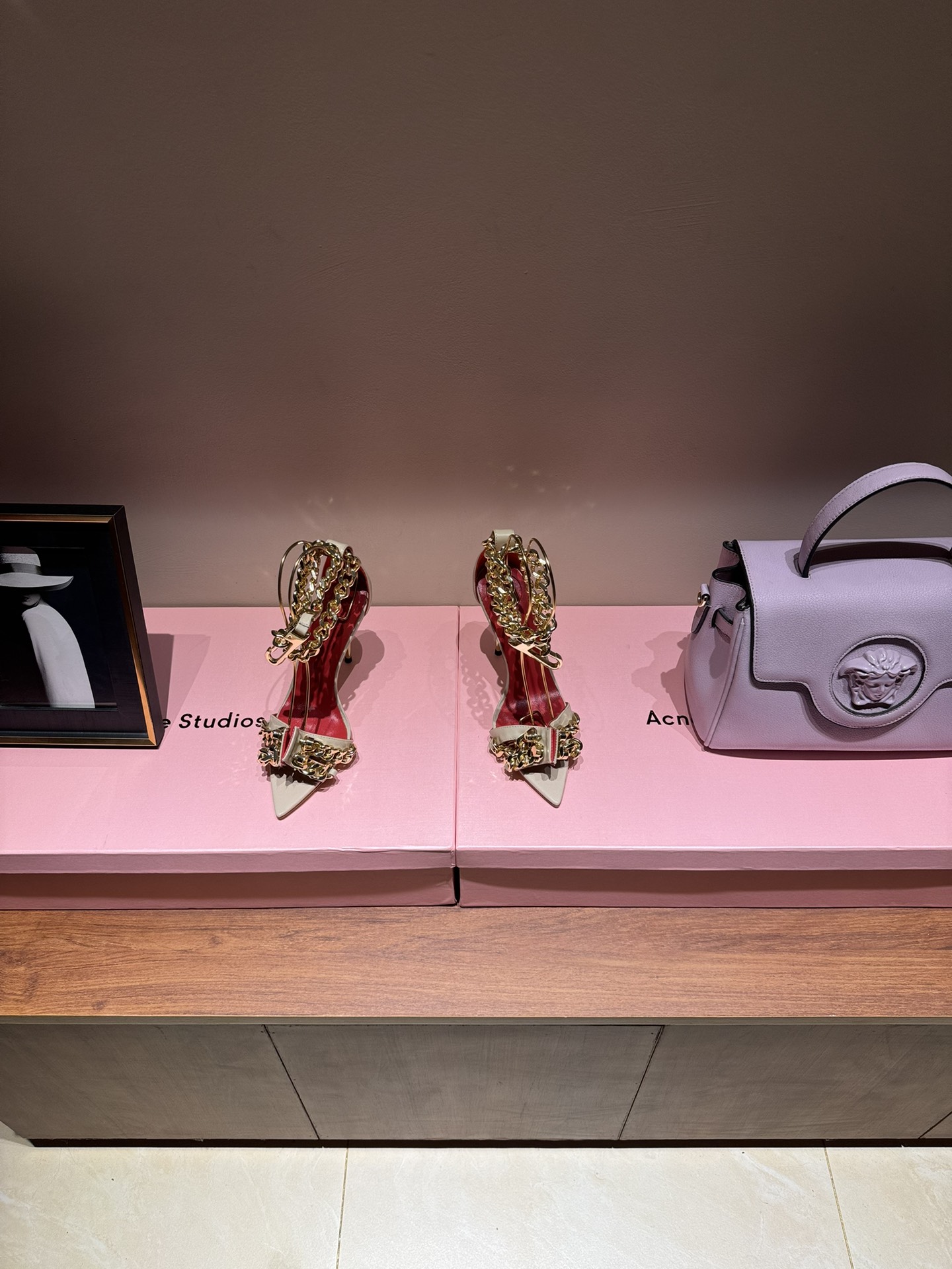 High-End 777 Heels with Crystal Coating and Metallic Finish in 2024 - 图片 3