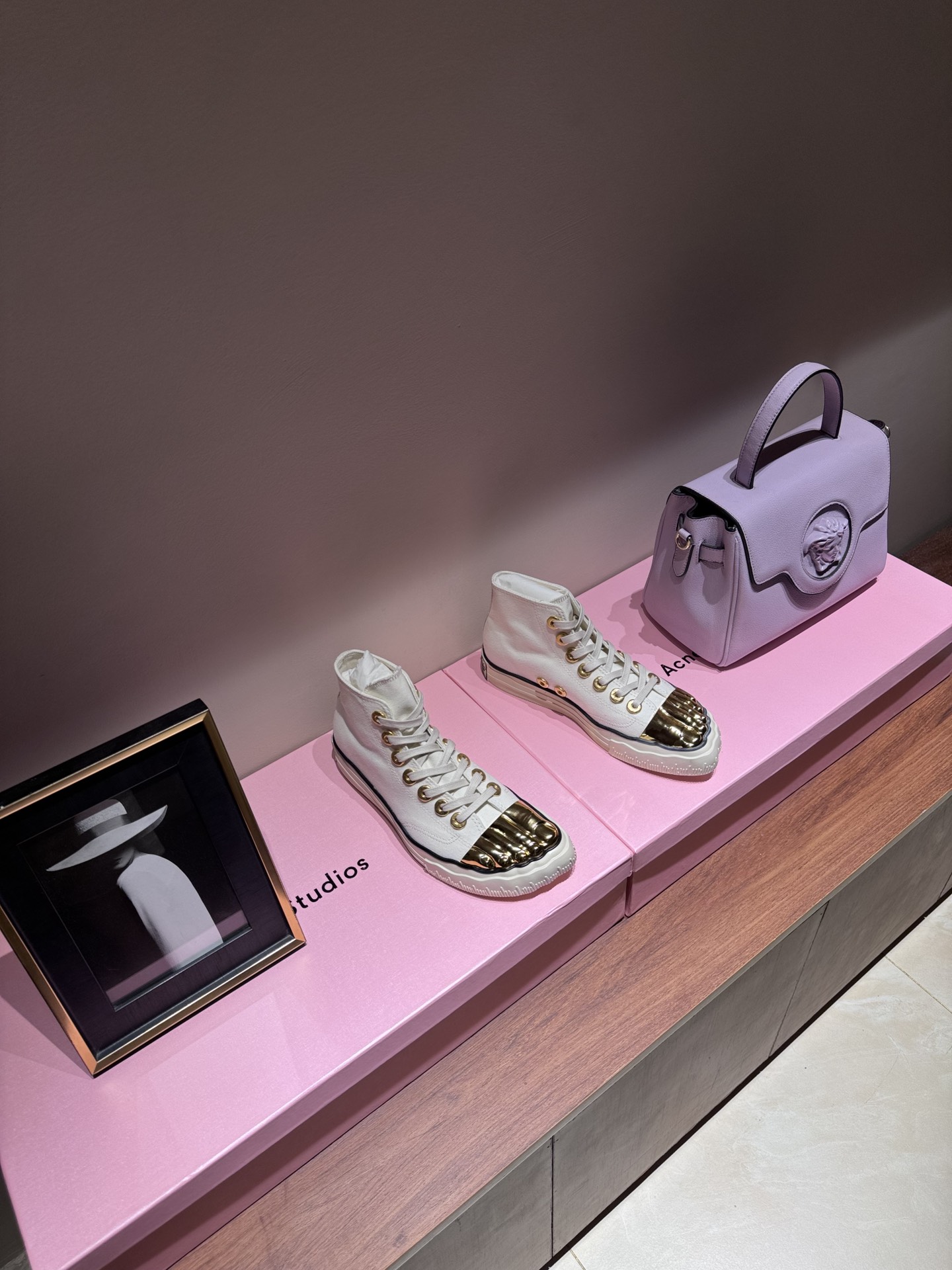 NO:616130,A kind of beauty that does not belong to this world. Schiaparelli Golden Elf Golden Toe Canvas Sneakers. The most outstanding look of Schiaparelli fw24 ready-to-wear show. Chanel almost 'lost everyone'!  Do you know the Italian fashion brand that almost shook the fashion industry?  Really dressed in gold and silver!  Canvas shoes with golden toes. Chanel’s “rival” Schiaparelli not only returned to the haute couture circle, but also began to join the highly competitive field of sports shoes, bringing the first “golden toes” sports shoes. On the basis of beige canvas shoes, it is difficult to take away the golden three-dimensional toes, and the soles are also interestingly made into footprint patterns. Walking in them is really one step at a time. How can an interesting soul not know that SCHIAPARELLI is one of the favorite brands? The upper is imported high-density canvas  Toe TPU original open mold electroplated gold outsole rubber foot pad sheepskin size 35-44 (same style for men and women) packaging original one to one, casual shoes/sports shoes, chanel, sneakers, sheepskin, gold plating19860909一种不属于这个世界的美 夏帕瑞丽金色精灵金色脚趾帆布运动鞋 Schiaparelli fw24成衣秀场最出彩的一个look 香奈儿差点“人都没了”！差点动摇时尚界的意大利时装品牌,你知道吗？ 真穿金戴银！帆布鞋搭配金脚趾 香奈儿“死对头”Schiaparelli 不仅杀回高定圈,还开始加入竞争激烈的运动鞋领域,带来首款“金脚趾”运动鞋.在米色帆布鞋的基础上,让人很难移开目光的金色立体脚趾,鞋底也很有趣的做成了脚印图案,穿上走路真的是一步一脚印. 有趣的灵魂怎能不知道SCHIAPARELLI 最爱的品牌没有之一 鞋面进口高密度帆布 脚趾tpu原版开模电镀金 大底橡胶 垫脚羊皮 尺寸35-44（男女同款） 包装原版一比一,休闲鞋/运动鞋,chanel,sneakers,sheepskin,gold plating,Women's Shoes