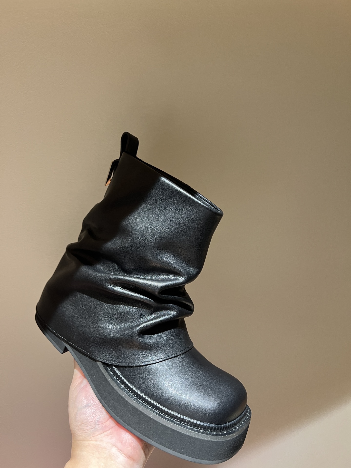 Luxurious Attico 2024 Fall Winter Boots: Italian Fashion Sisters’ Perfect Style - 图片 9