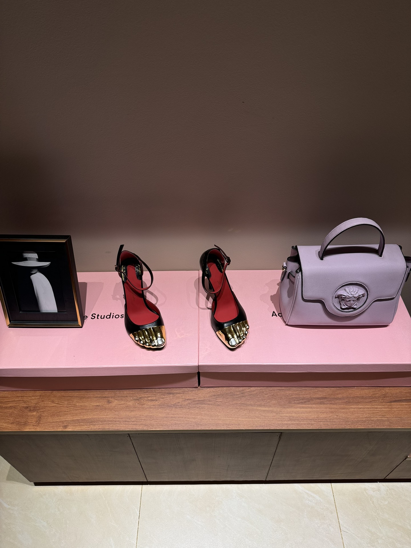 Schiaparelli FW24 Show: Golden Toe Heels in Real Gold and Silver - 图片 3