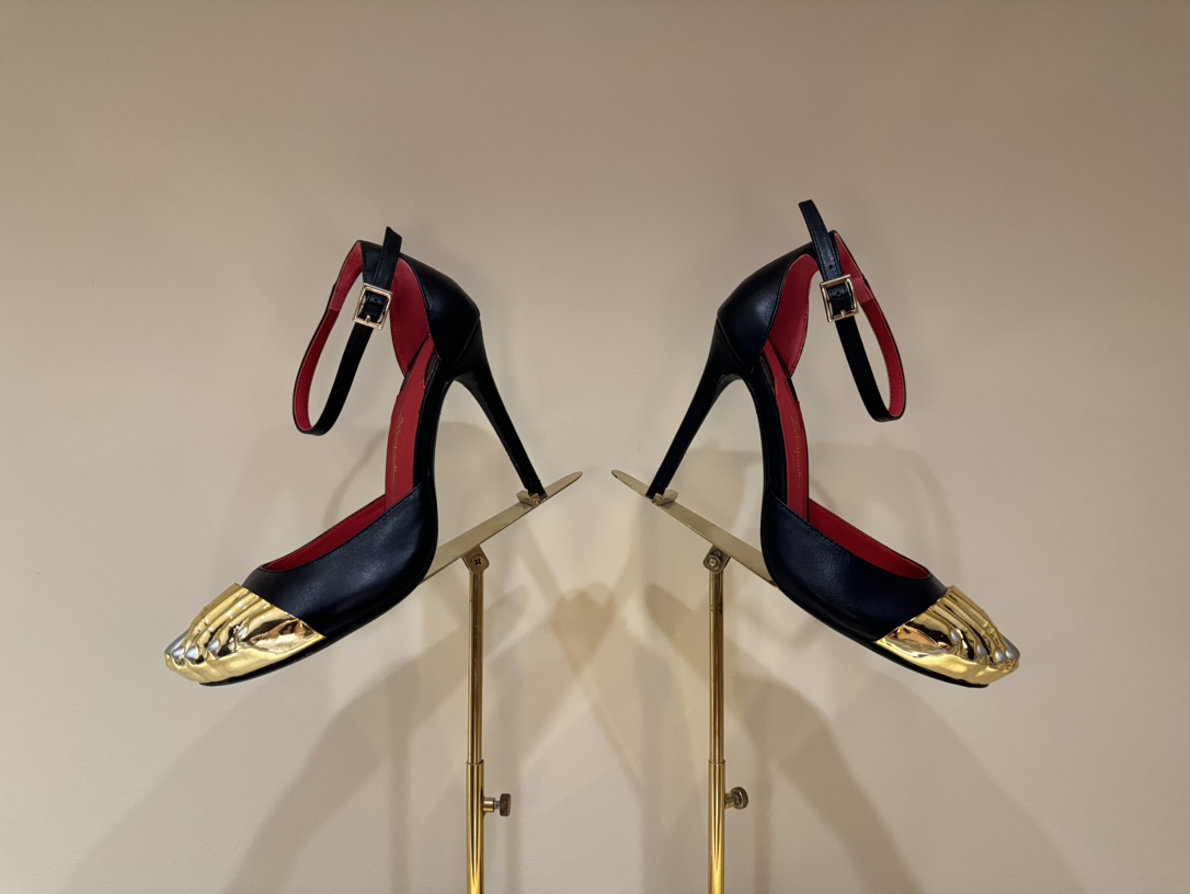 Schiaparelli FW24 Show: Golden Toe Heels in Real Gold and Silver - 图片 9