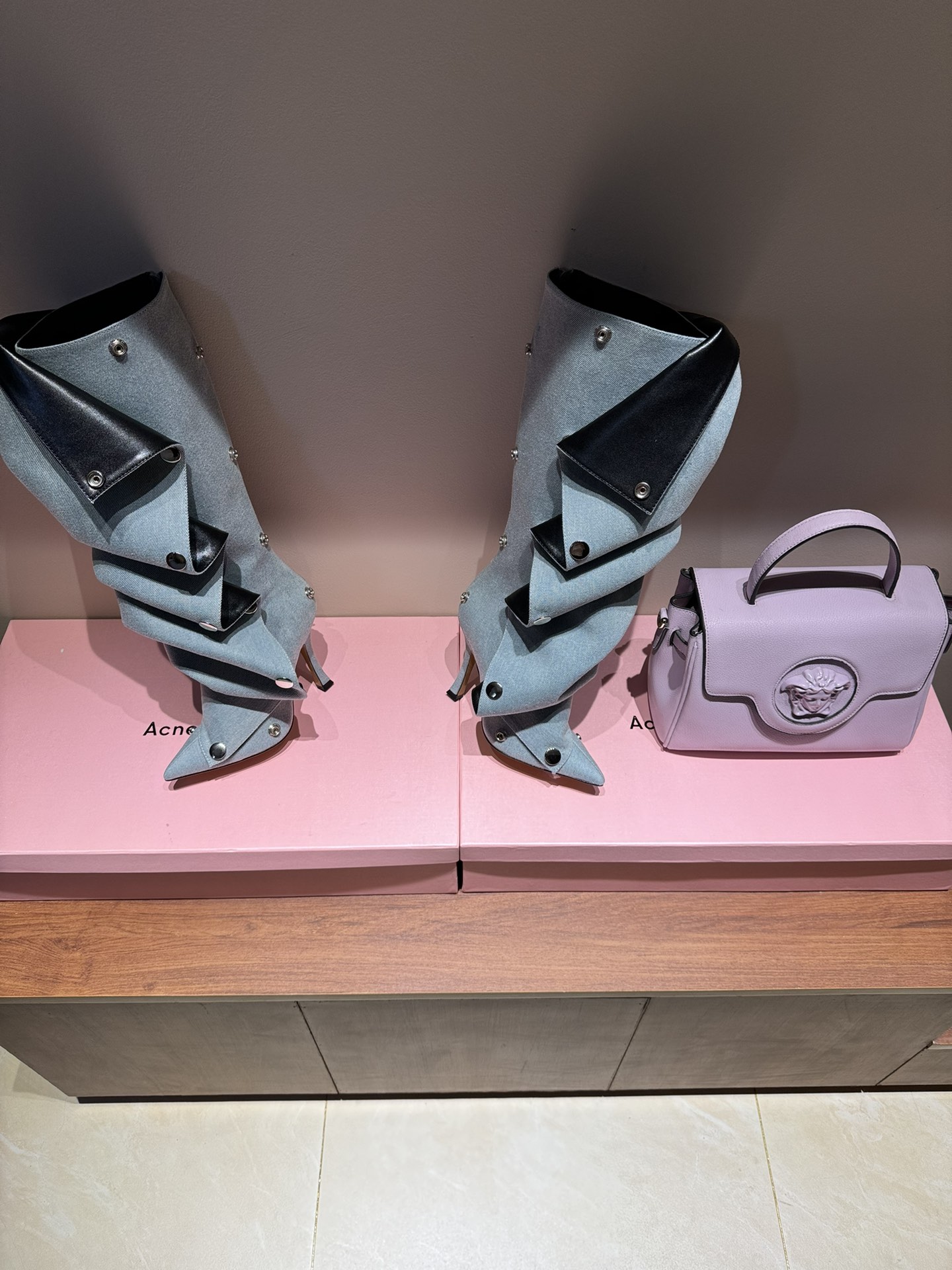 Paris Fashion Show: Iconic Boots with Customizable Buttons and Classic Zipping - 图片 2