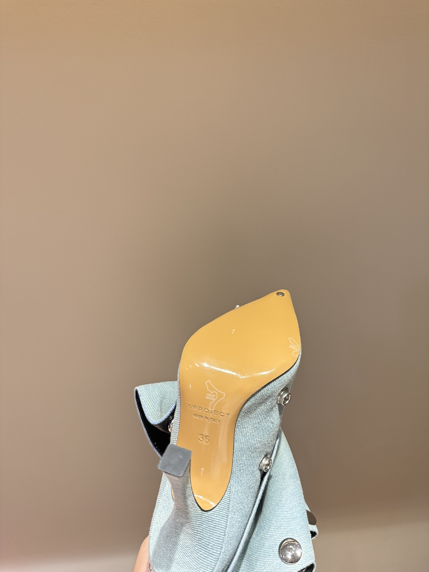 Paris Fashion Show: Iconic Boots with Customizable Buttons and Classic Zipping - 图片 9