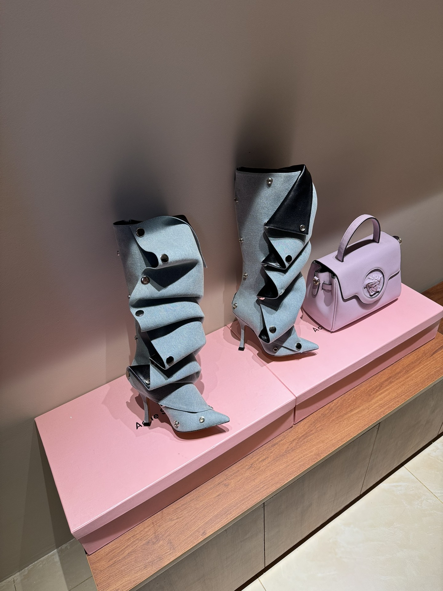 Paris Fashion Show: Iconic Boots with Customizable Buttons and Classic Zipping - 图片 3