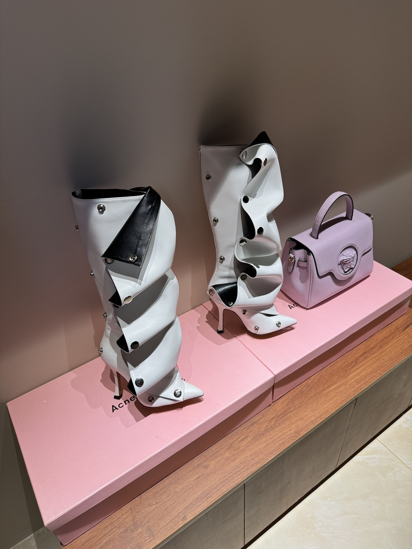 Fashion Show Must-Have: Iconic Jeans and Boots with Versatile Design