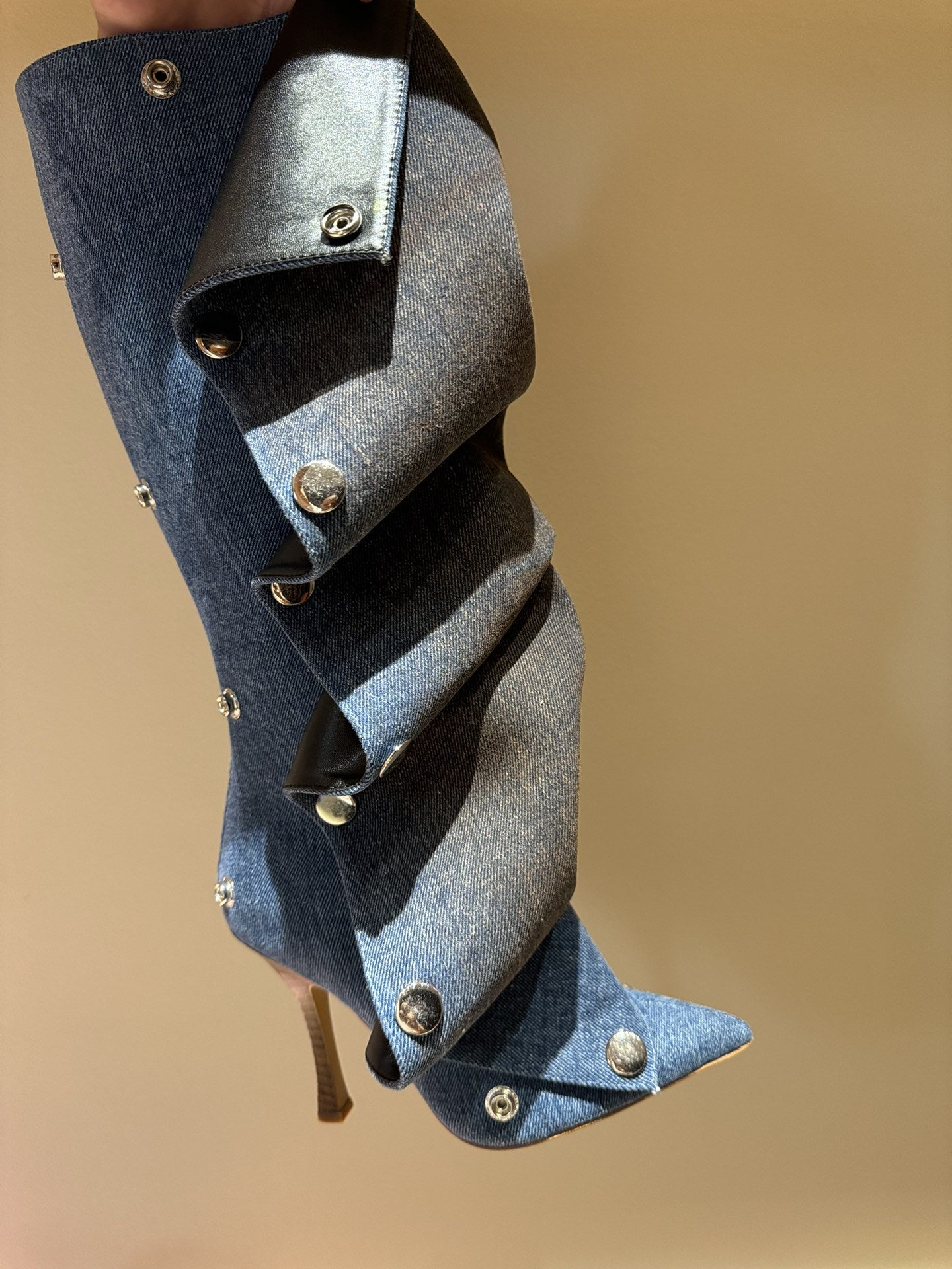 Fashion Show Must-Have: Iconic Boots with Changeable Buttons and Classic Zipping - 图片 5