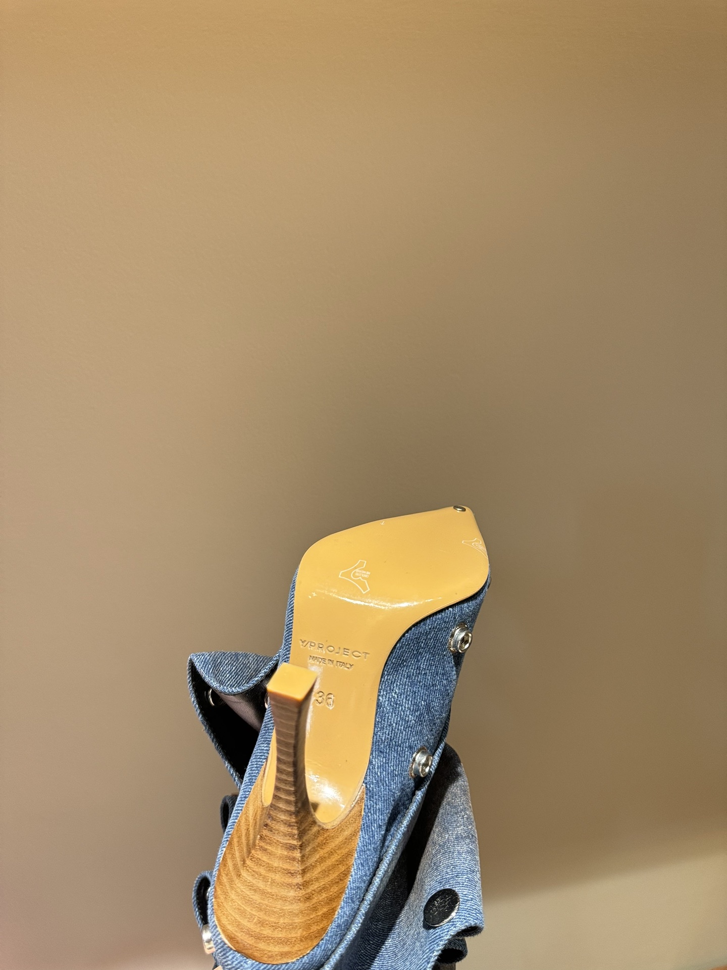 Fashion Show Must-Have: Iconic Boots with Changeable Buttons and Classic Zipping - 图片 9