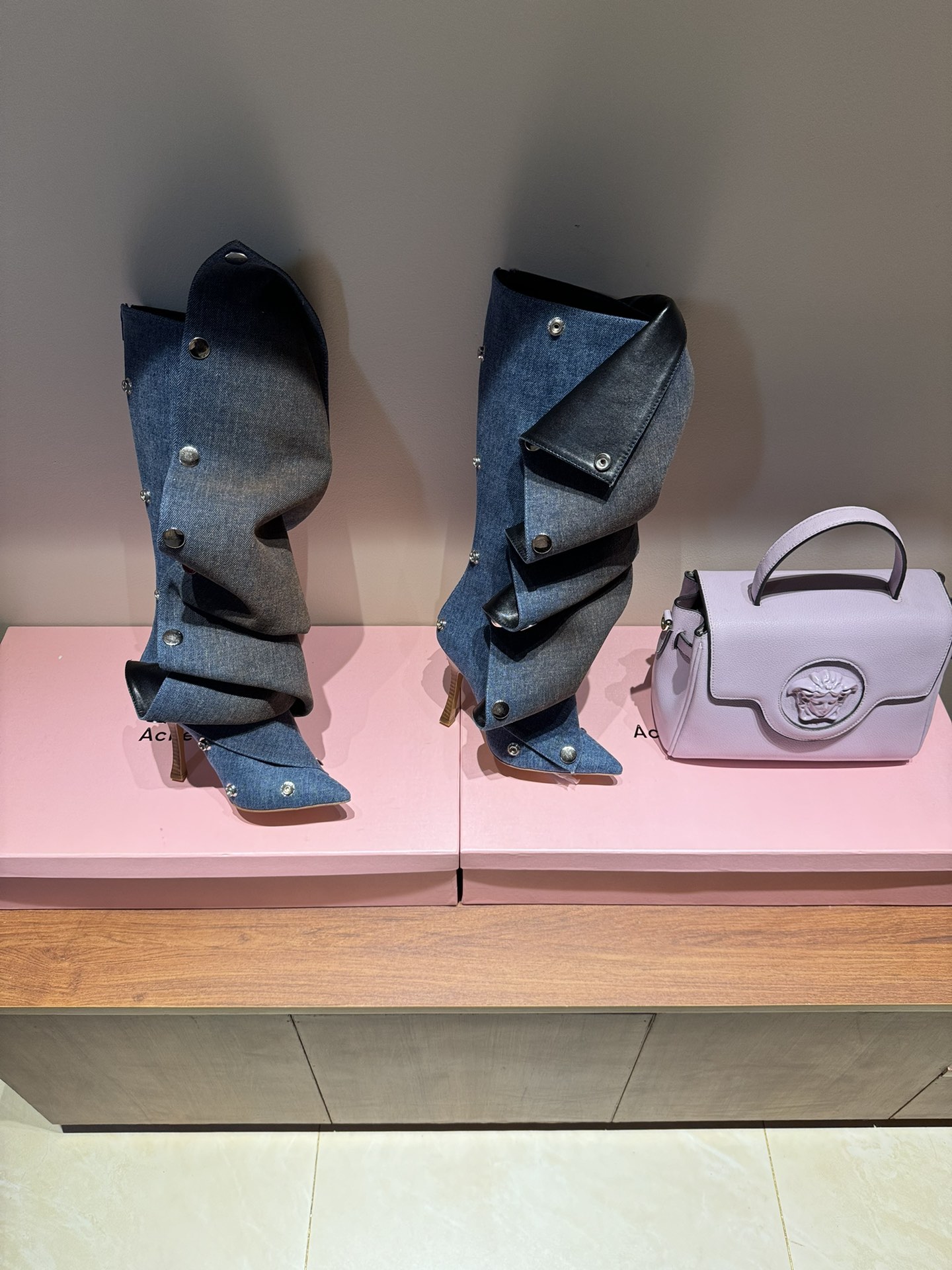 Fashion Show Must-Have: Iconic Boots with Changeable Buttons and Classic Zipping - 图片 3