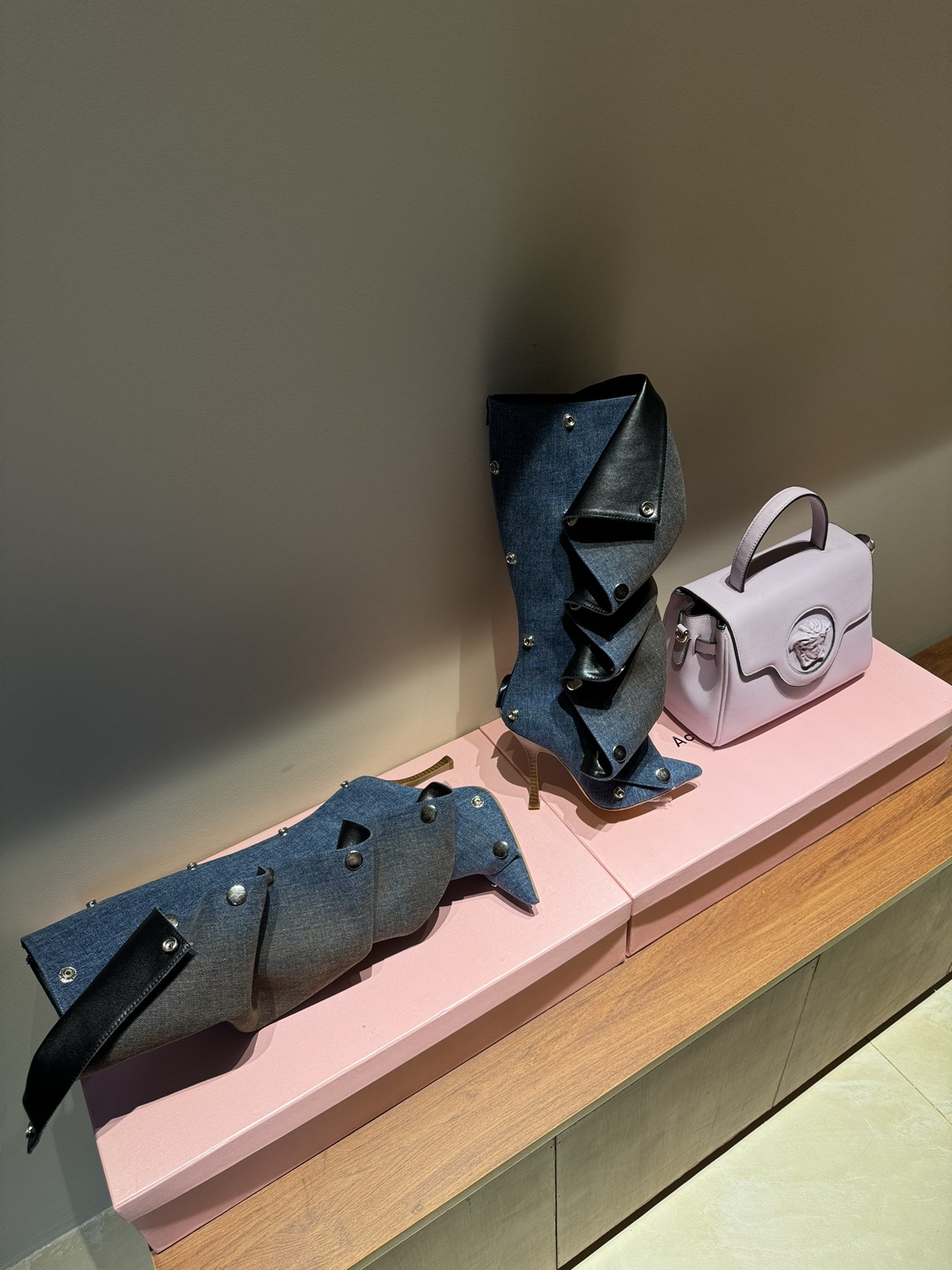 Fashion Show Must-Have: Iconic Boots with Changeable Buttons and Classic Zipping