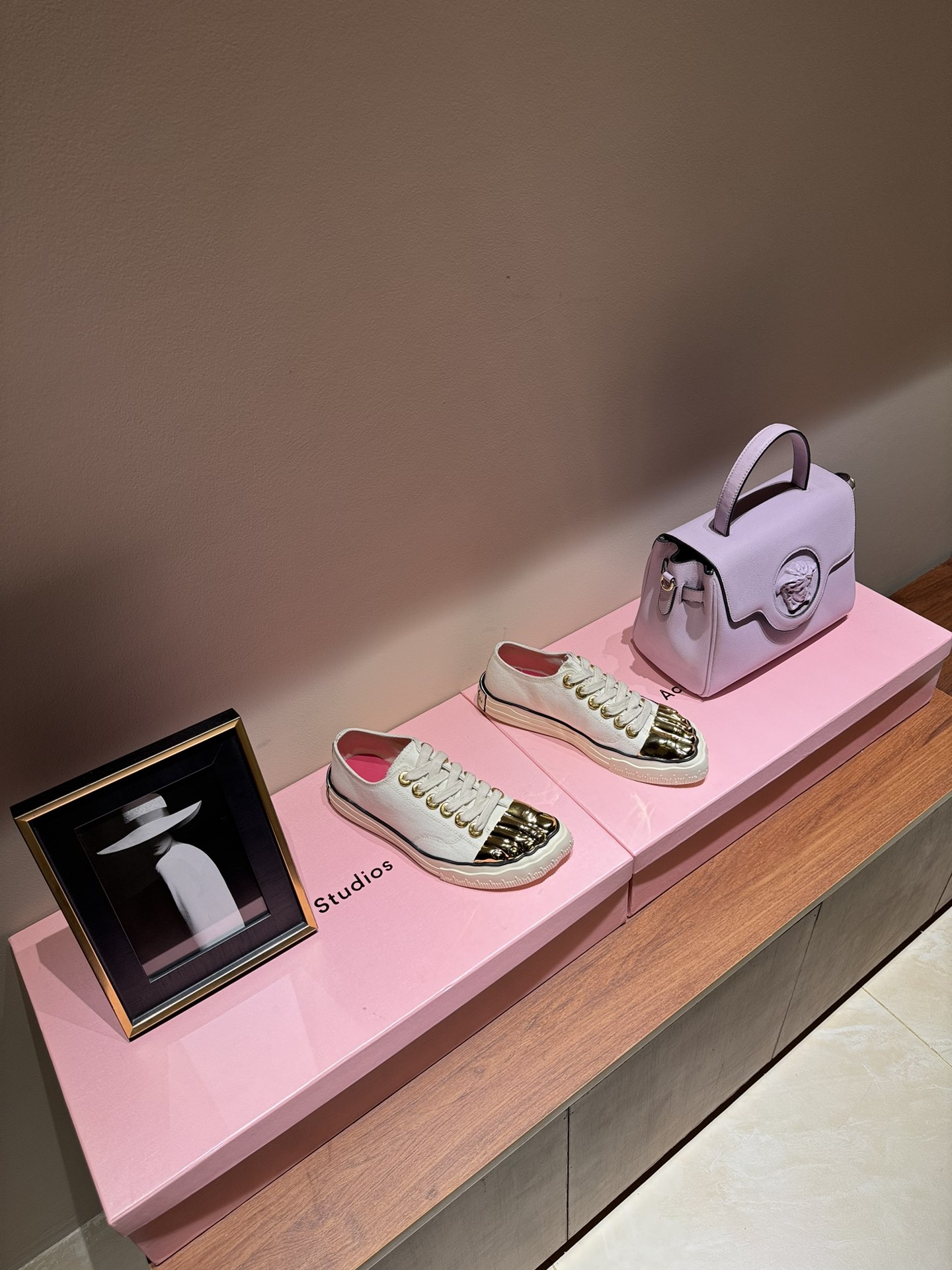 NO:616128,(Low-top) A kind of beauty that does not belong to this world. Schiaparelli Golden Elf Golden Toe Canvas Sneakers. The most outstanding look at the fw24 ready-to-wear show. Chanel almost 'lost everyone'!  Do you know the Italian fashion brand that almost shook the fashion industry?  Really dressed in gold and silver!  Canvas shoes with golden toes. Chanel’s “rival” Schiaparelli not only returned to the haute couture circle, but also began to join the highly competitive field of sports shoes, bringing the first “golden toes” sports shoes. On the basis of beige canvas shoes, it is difficult to take away the golden three-dimensional toes, and the soles are also interestingly made into footprint patterns. Walking in them is really one step at a time. How can an interesting soul not know that SCHIAPARELLI is one of the favorite brands? The upper is imported high-density canvas  Toe TPU original open mold electroplated gold outsole rubber foot pad sheepskin size 35-44 (same style for men and women) packaging original one to one, casual shoes/sports shoes, chanel, sneakers, sheepskin, gold plating19860909（低帮） 一种不属于这个世界的美 夏帕瑞丽金色精灵金色脚趾帆布运动鞋 Schiaparelli fw24成衣秀场最出彩的一个look 香奈儿差点“人都没了”！差点动摇时尚界的意大利时装品牌,你知道吗？ 真穿金戴银！帆布鞋搭配金脚趾 香奈儿“死对头”Schiaparelli 不仅杀回高定圈,还开始加入竞争激烈的运动鞋领域,带来首款“金脚趾”运动鞋.在米色帆布鞋的基础上,让人很难移开目光的金色立体脚趾,鞋底也很有趣的做成了脚印图案,穿上走路真的是一步一脚印. 有趣的灵魂怎能不知道SCHIAPARELLI 最爱的品牌没有之一 鞋面进口高密度帆布 脚趾tpu原版开模电镀金 大底橡胶 垫脚羊皮 尺寸35-44（男女同款） 包装原版一比一,休闲鞋/运动鞋,chanel,sneakers,sheepskin,gold plating,Women's Shoes