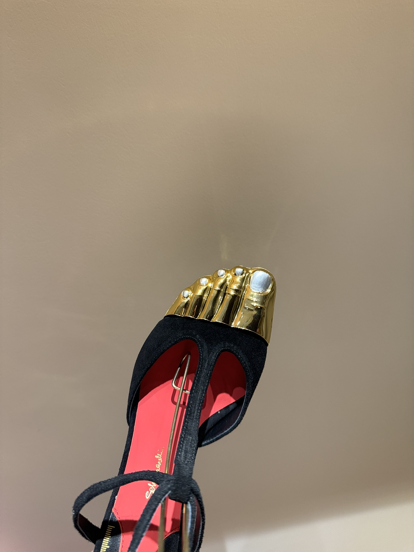Schiaparelli FW24 Collection: Golden Toe Heels and Real Gold Details - 图片 4