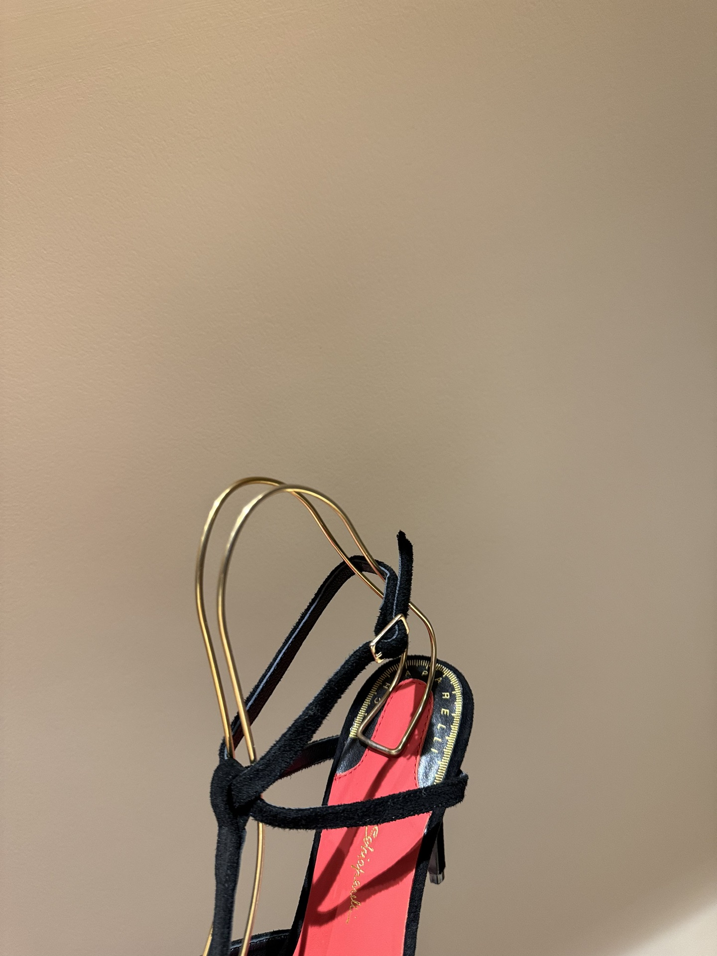 Schiaparelli FW24 Collection: Golden Toe Heels and Real Gold Details - 图片 5