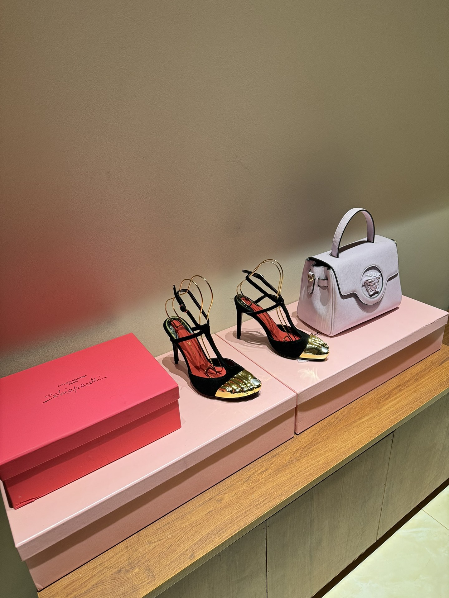 Schiaparelli FW24 Collection: Golden Toe Heels and Real Gold Details - 图片 2