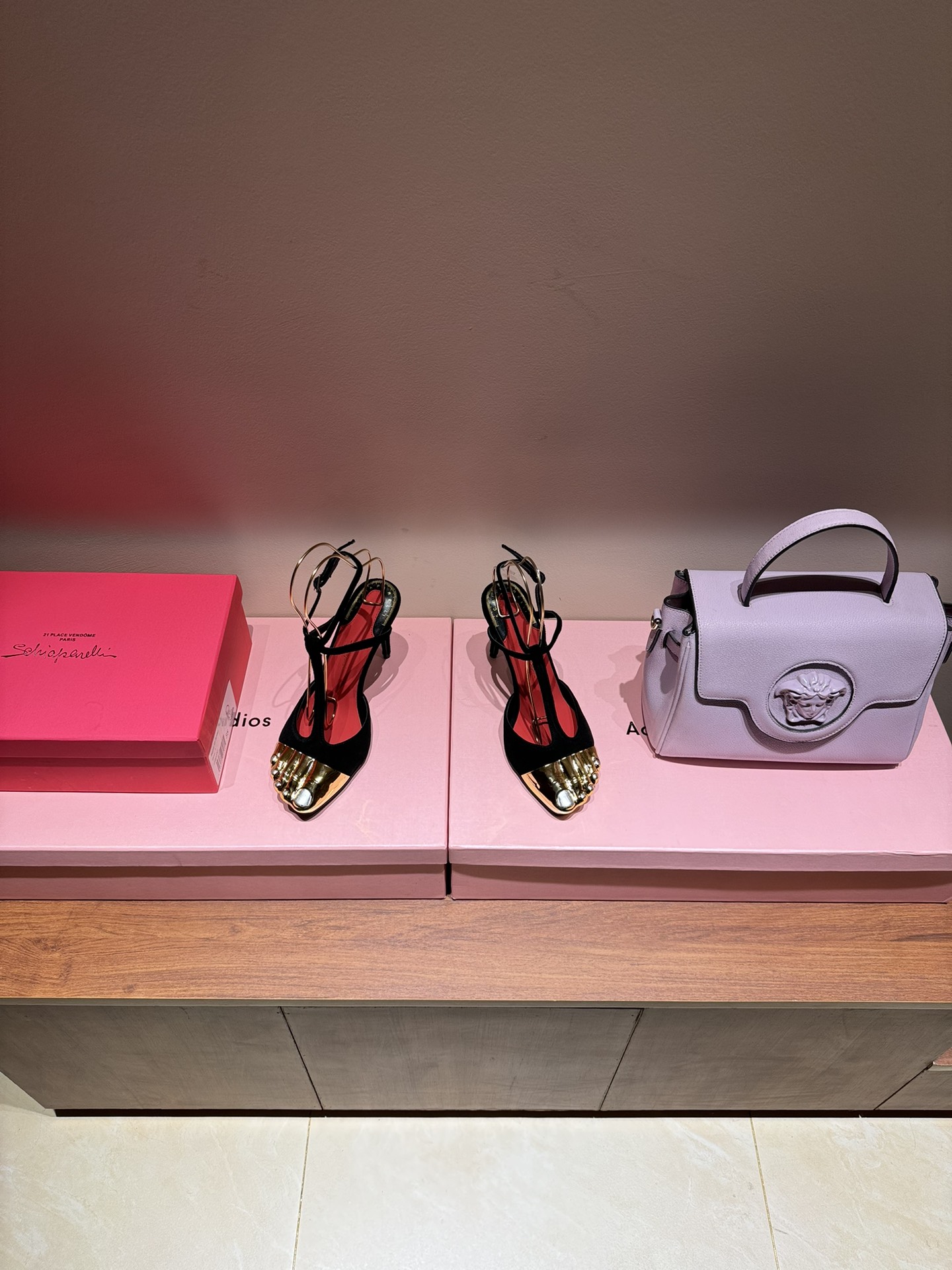 Schiaparelli FW24 Collection: Golden Toe Heels and Real Gold Details - 图片 3
