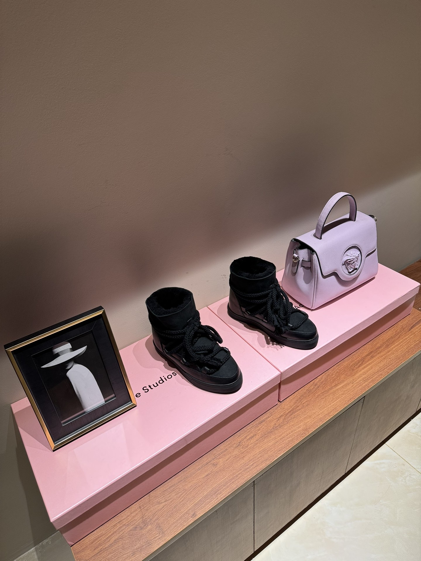 NO:577311,INUIKII The cold beauty from Switzerland inuikii fur-integrated non-slip snow boots. A popular item in Northern Europe, ins bloggers are crazy about showing off. The whole shoe is made of imported cowhide and combined with sheep fur. Purely handmade fur-integrated women's snow boots. Improves warmth and waterproofness. Suitable for any scene. Opens a new era of snow boots. Age reduction, ugly and cute. Classic urban functional boots to modify the foot shape. Highly warm and non-slip outsole. Standard for winter style.  Integrated fur upper/five-pointed star electric embroidery, wool lining, wool foot pads, non-slip and wear-resistant rubber outsole, size 35-39 (40.41), original packaging of INUIKIII, edged first-layer cowhide, thick sole increased by about 2cm (without inner heightening), snow boots, boots, cowhide, sheepskin19860909INUIKII 来自瑞士的寒冷之美 inuikii皮毛一体防滑增高雪地靴 北欧爆单品,ins博主疯狂大秀 全鞋采用进口牛皮 结合羊皮毛一体材质 纯手工制作皮毛一体女士雪地靴 提高保暖性及防水性 适合任意场景搭配 打开雪地靴新纪元 减龄,丑萌又可爱 经典城市机能靴 修饰脚型 高度保暖防滑大底 冬季造型标配  鞋面皮毛一体/五角星电绣 内里羊毛 垫脚羊毛 大底防滑耐磨橡胶大底 尺寸35-39（40.41） 包装INUIKIII原版包装 包边头层牛皮 增高厚底约2cm（不带内增高）,雪地靴,boots,cowhide,sheepskin,Women's Shoes