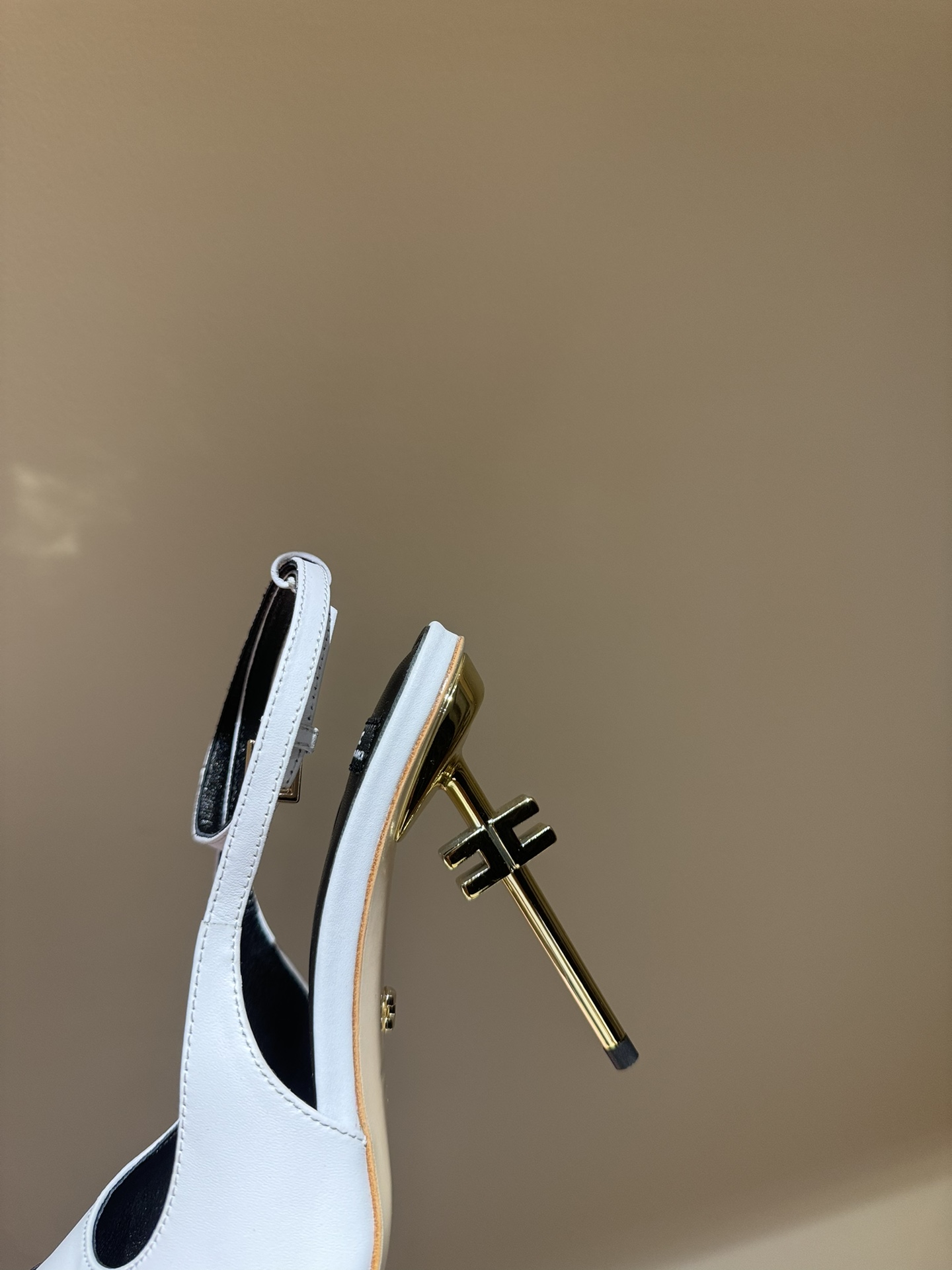 Luxurious French Heels by Elisabetta Franchi: Elegant Fashion Show with Diamond Belts. - 图片 6