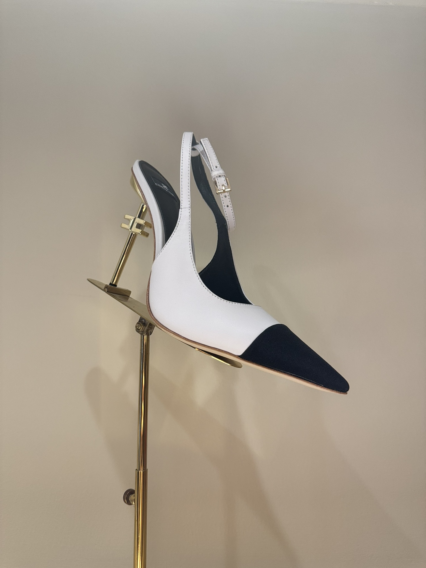 Luxurious French Heels by Elisabetta Franchi: Elegant Fashion Show with Diamond Belts. - 图片 9