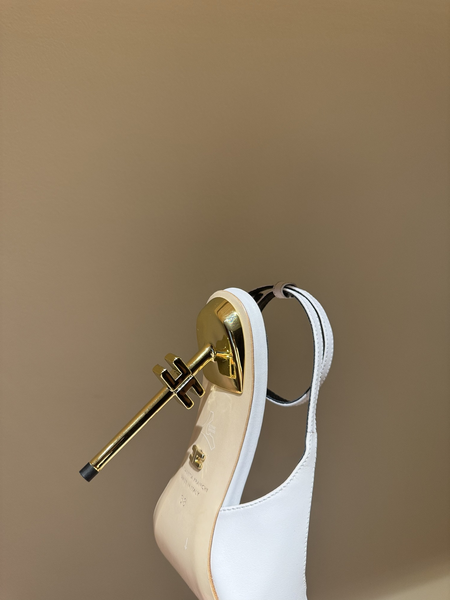 Luxurious French Heels by Elisabetta Franchi: Elegant Fashion Show with Diamond Belts. - 图片 7