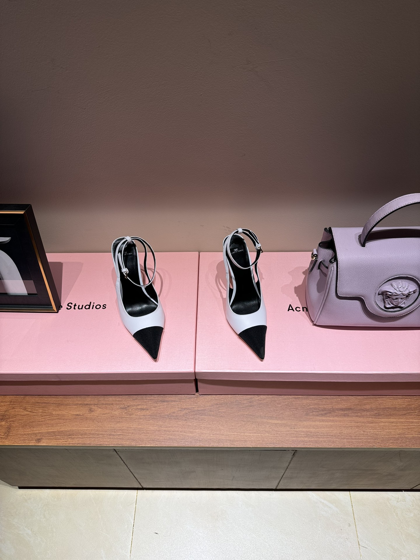 Luxurious French Heels by Elisabetta Franchi: Elegant Fashion Show with Diamond Belts. - 图片 2