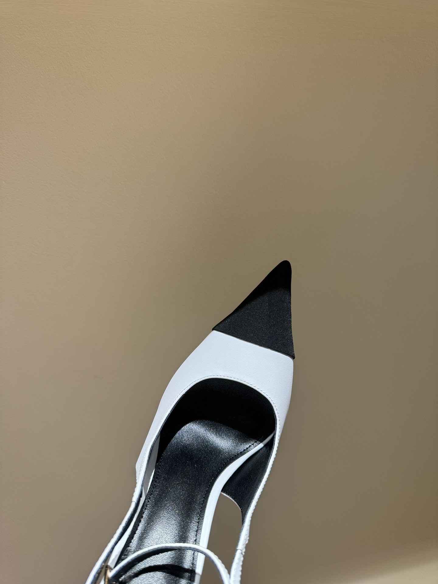 Luxurious French Heels by Elisabetta Franchi: Elegant Fashion Show with Diamond Belts. - 图片 4