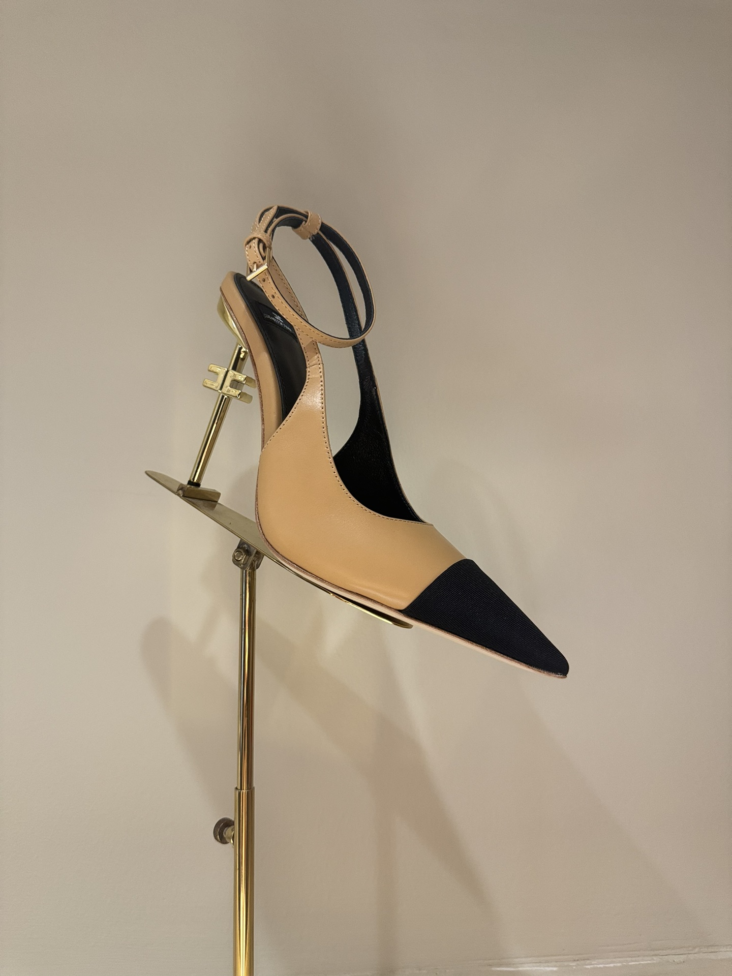 Luxurious French Heels by Elisabetta Franchi: Elegant High-Speed Fashion Show with Diamond Belts - 图片 9