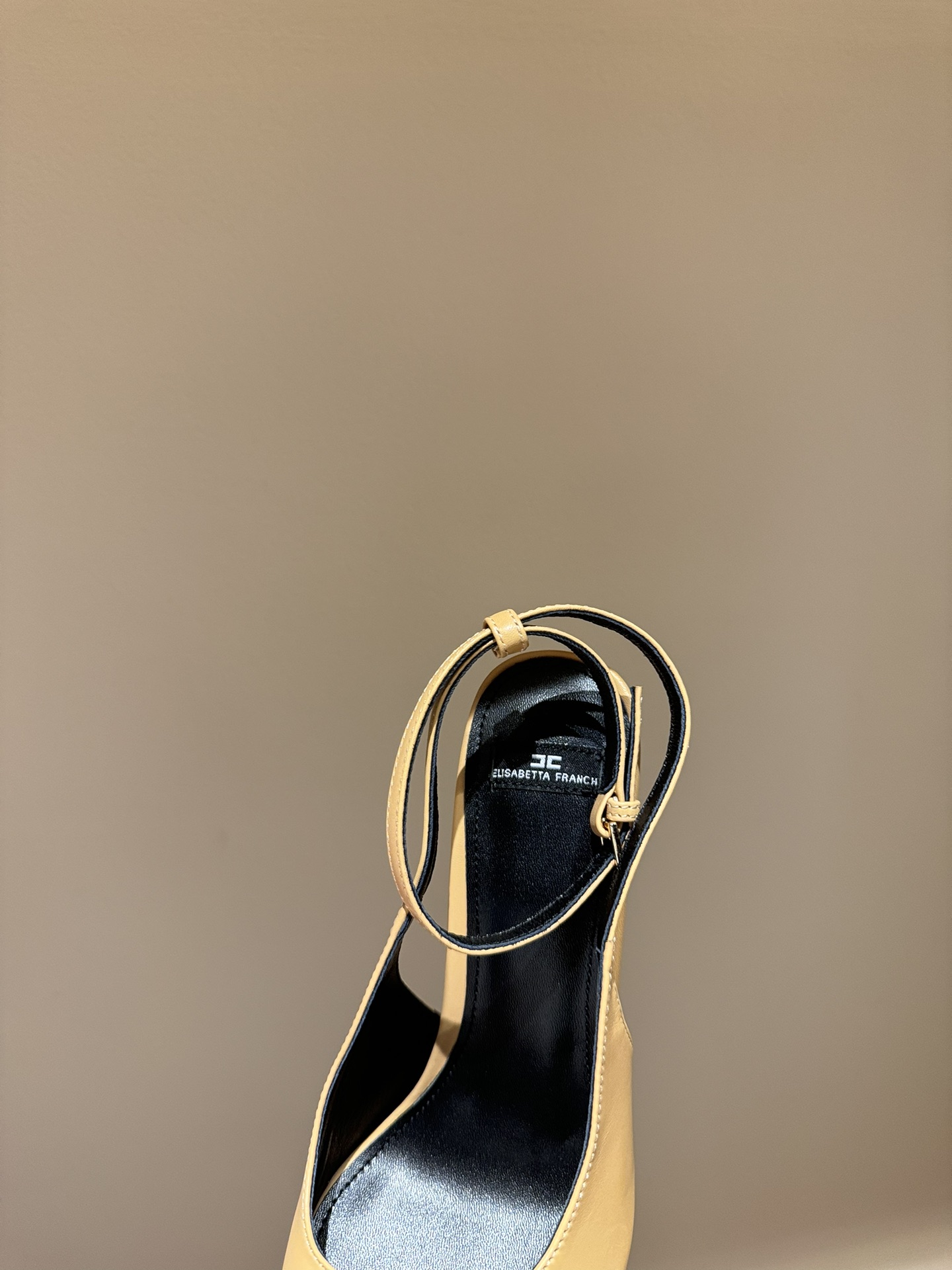Luxurious French Heels by Elisabetta Franchi: Elegant High-Speed Fashion Show with Diamond Belts - 图片 5
