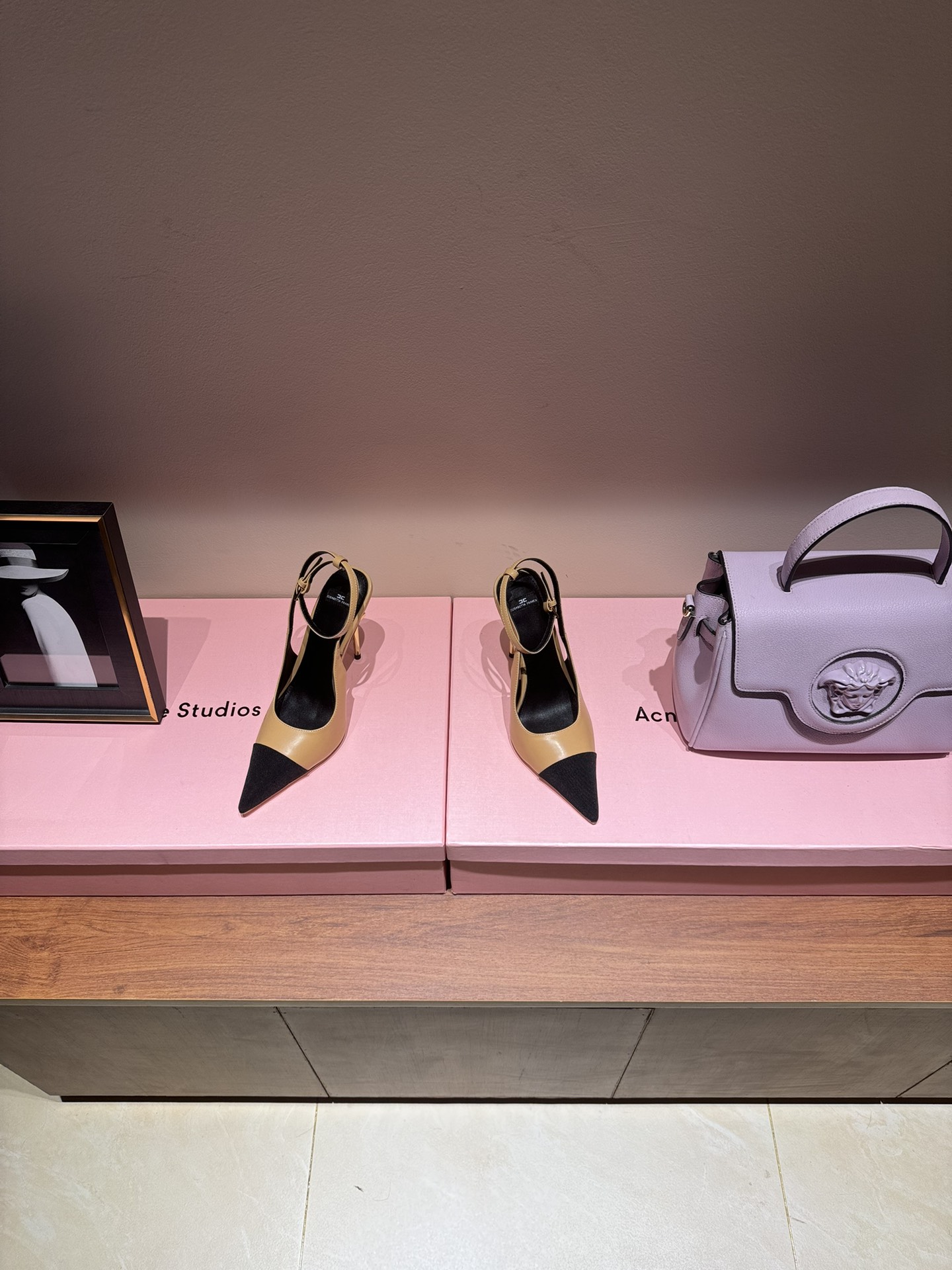 Luxurious French Heels by Elisabetta Franchi: Elegant High-Speed Fashion Show with Diamond Belts - 图片 3