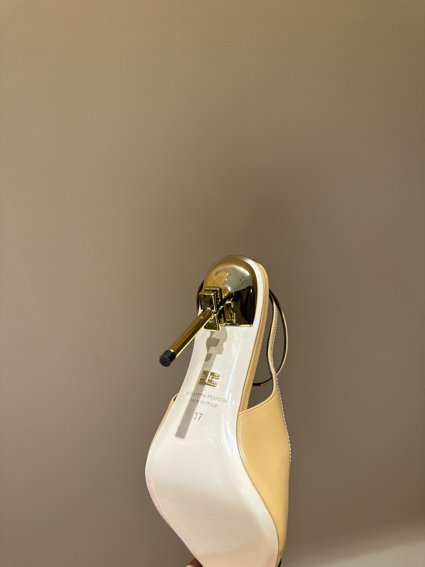 Luxurious French Heels by Elisabetta Franchi: Elegant High-Speed Fashion Show with Diamond Belts - 图片 7