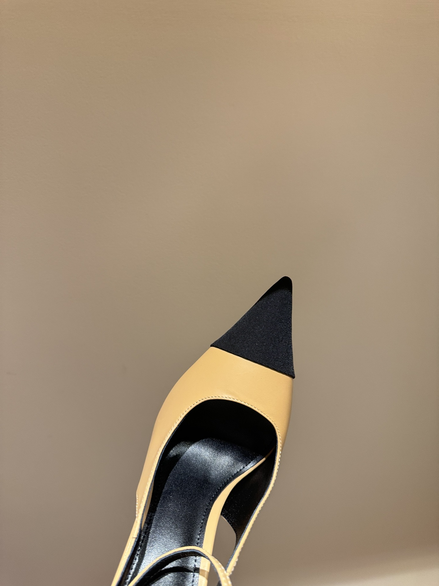 Luxurious French Heels by Elisabetta Franchi: Elegant High-Speed Fashion Show with Diamond Belts - 图片 4