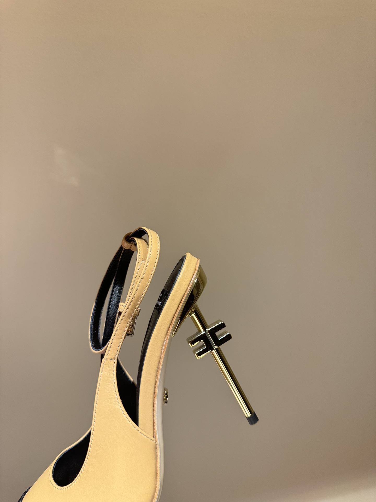 Luxurious French Heels by Elisabetta Franchi: Elegant High-Speed Fashion Show with Diamond Belts - 图片 6